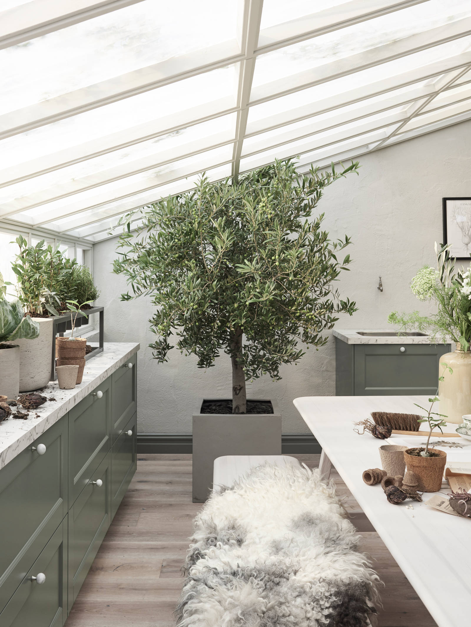 Marbodal Fagerö Tall - bänkskiva Marmor i laminat samt marmorknopp. Ramhylla med plats att så, odla och skörda.