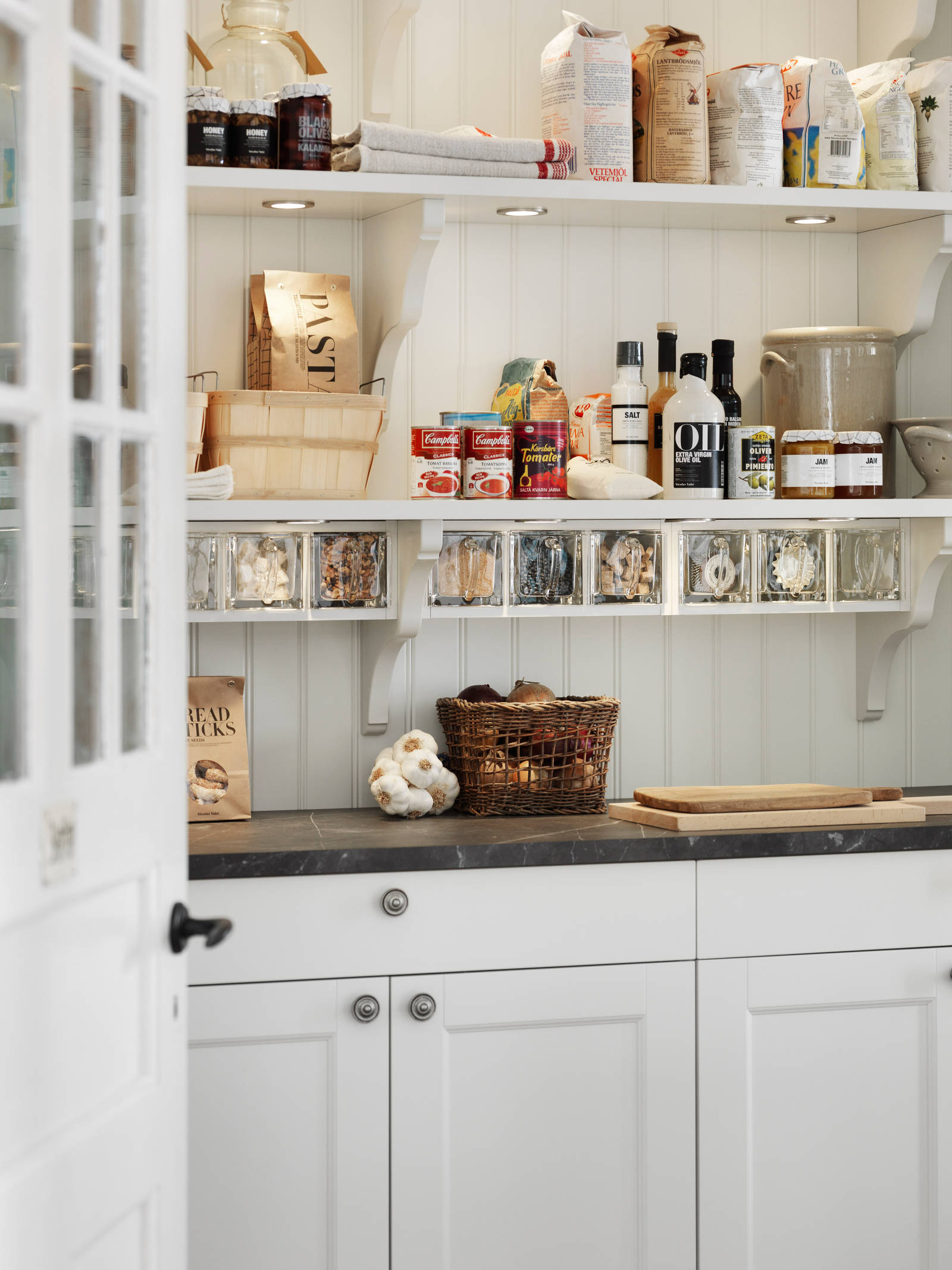 Marbodal Fagerö Frost - skafferi med öppna hyllor och förvaring i glasbehållarna Reda. Arbetsbänk i laminat.