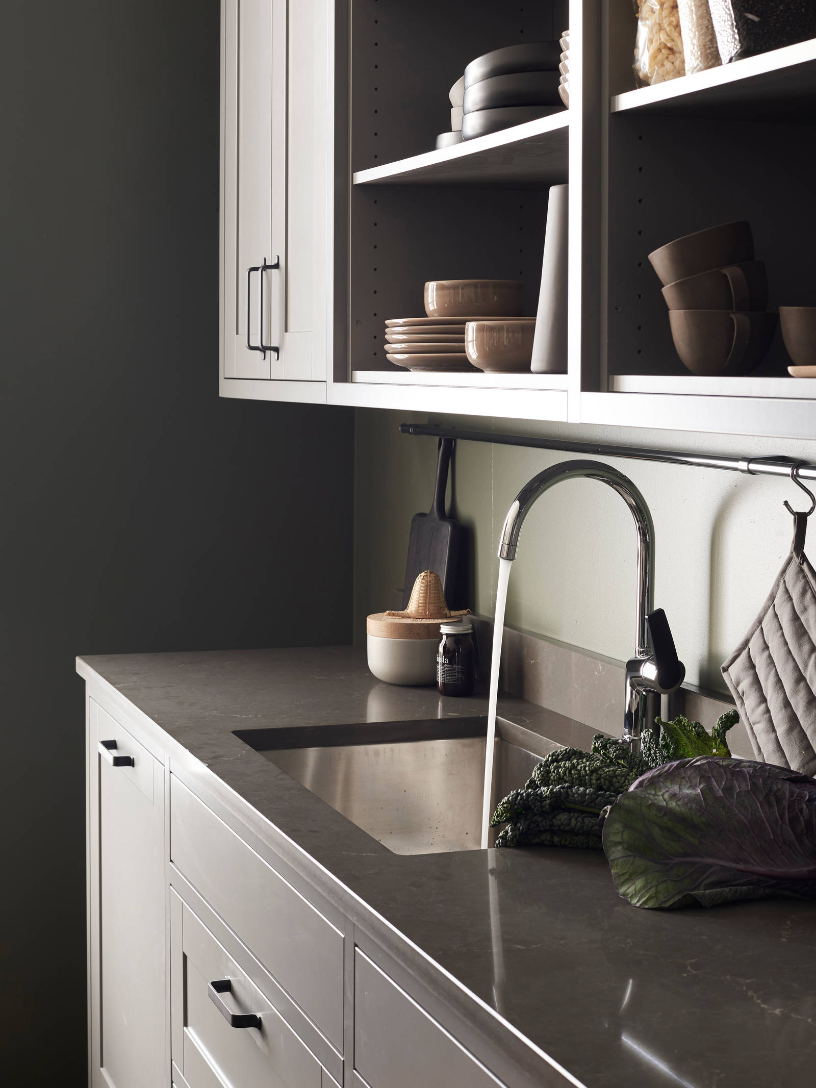 Marbodal Form Åska - kök i mellangrå kulör, bänkskiva Venato Scuro