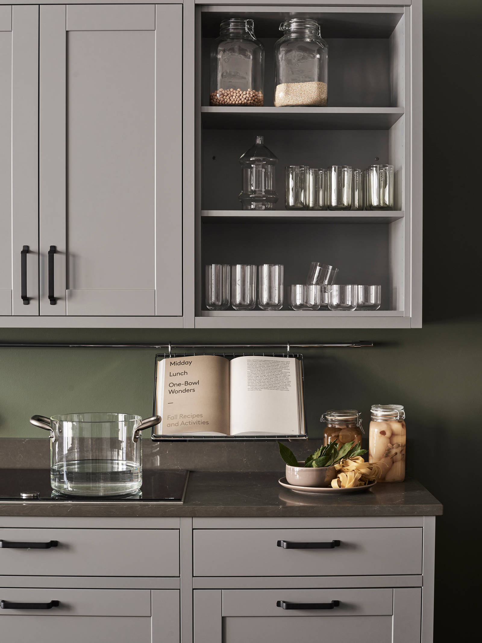 Marbodal Form Åska - öppen hylla, handtag Rio, redskapsstång med kokbokshylla