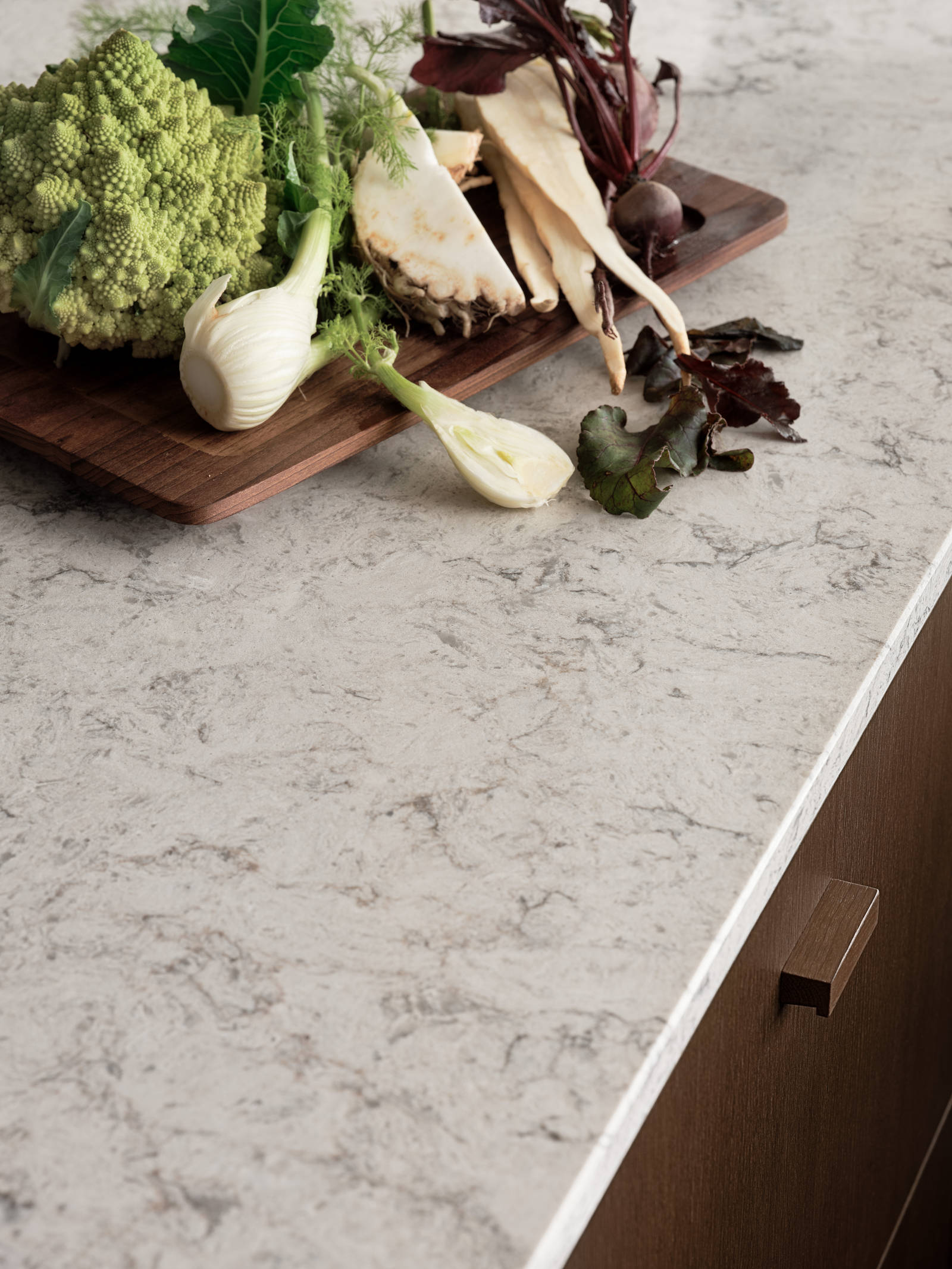 Be naturen inn og la de organiske formene møte hverdagen i Signatur Favn – et grenseløst kjøkken med naturens former i fokus.