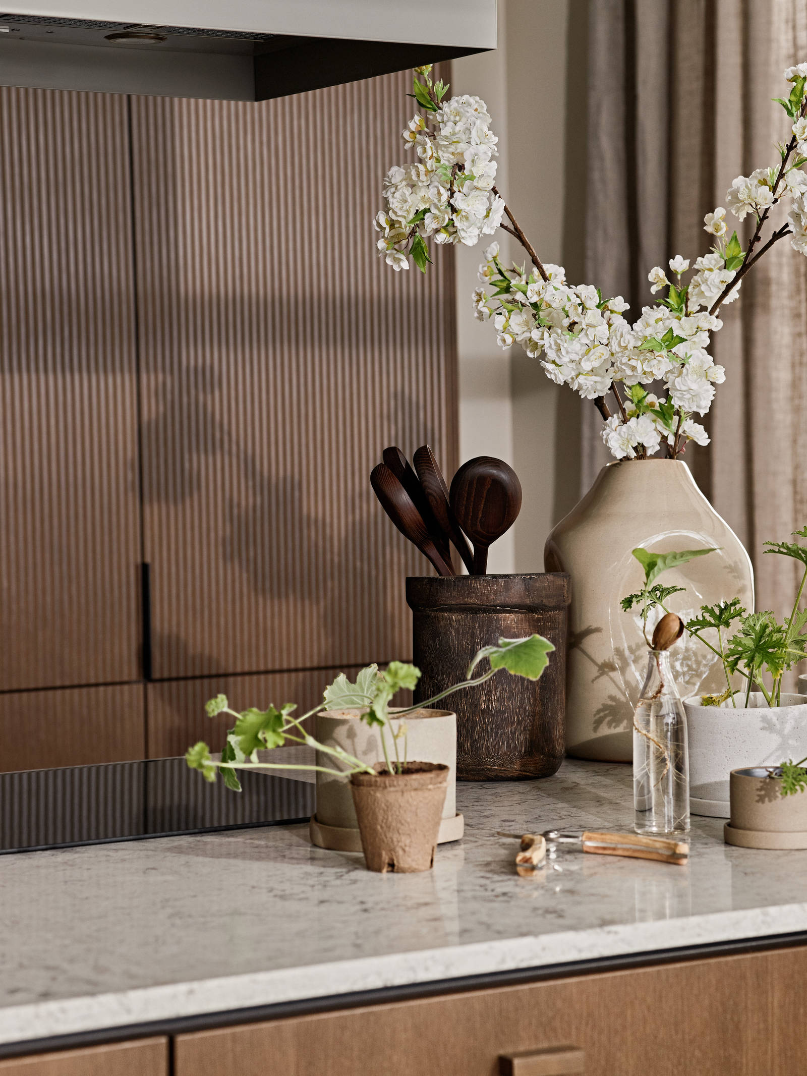 Be naturen inn og la de organiske formene møte hverdagen i Signatur Favn – et grenseløst kjøkken med naturens former i fokus.