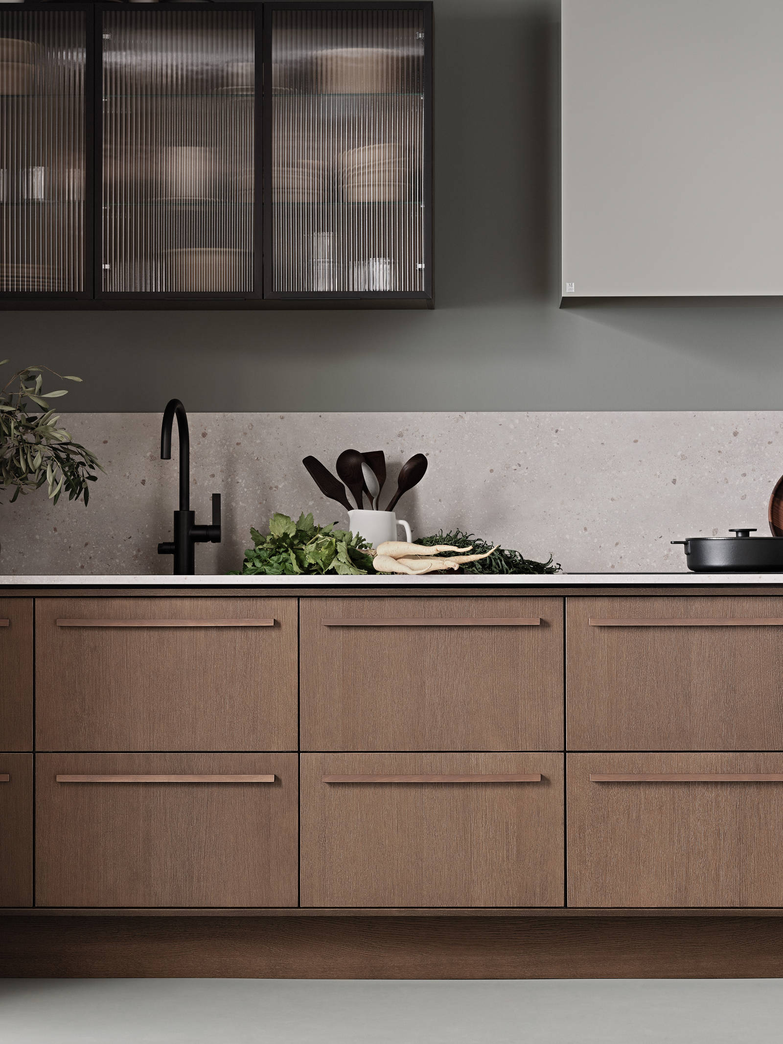 Be naturen inn og la de organiske formene møte hverdagen i Signatur Favn – et grenseløst kjøkken med naturens former i fokus.