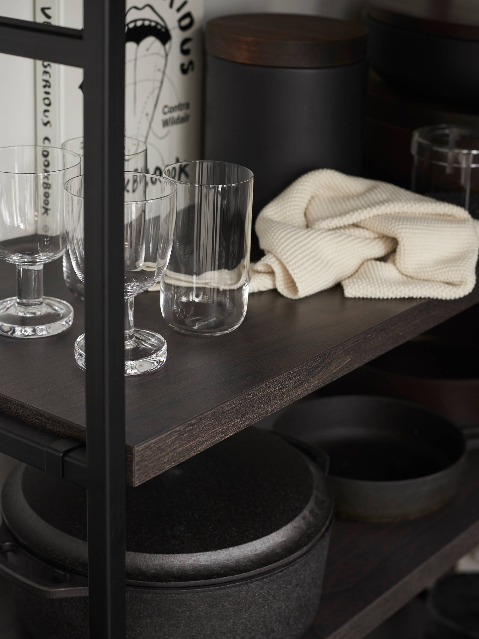 Line er en stilren kjøkkenmodell med et stort designregister. De slette MDF-frontene kan males i alle Sigdals standardfarger, eller valgfri NCS-farge mot et pristillegg.