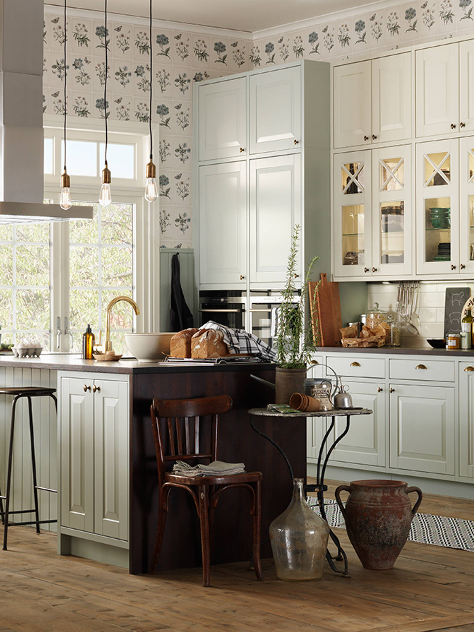 Sigdals Inframekonsept, med dører og skuffer som ligger innrammet, gir innredningen et flott, plassbygd preg. Her får du den rette Herregaardsfølelsen. Suppler gjerne med taggelister, nostalgihyller, vitriner med kryss-sprosser og fremtrukket sokkel.