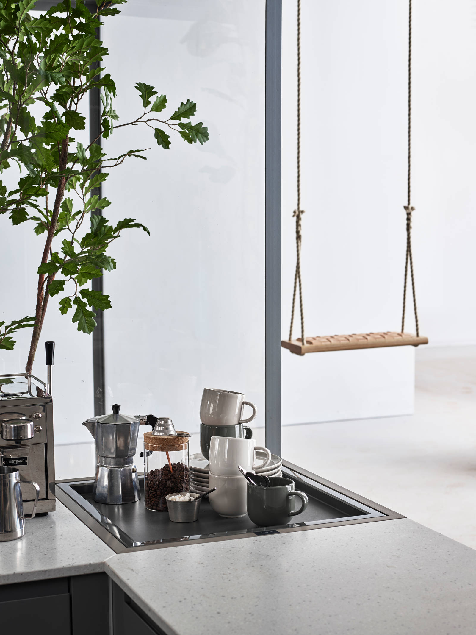 Herlig trendkjøkken med slette fronter og innfreste grep, som markerer modellens linjerene design. Horisont kjennetegnes av en klar og kjølig friskhet, noe som representerer ny nordisk design på sitt beste.