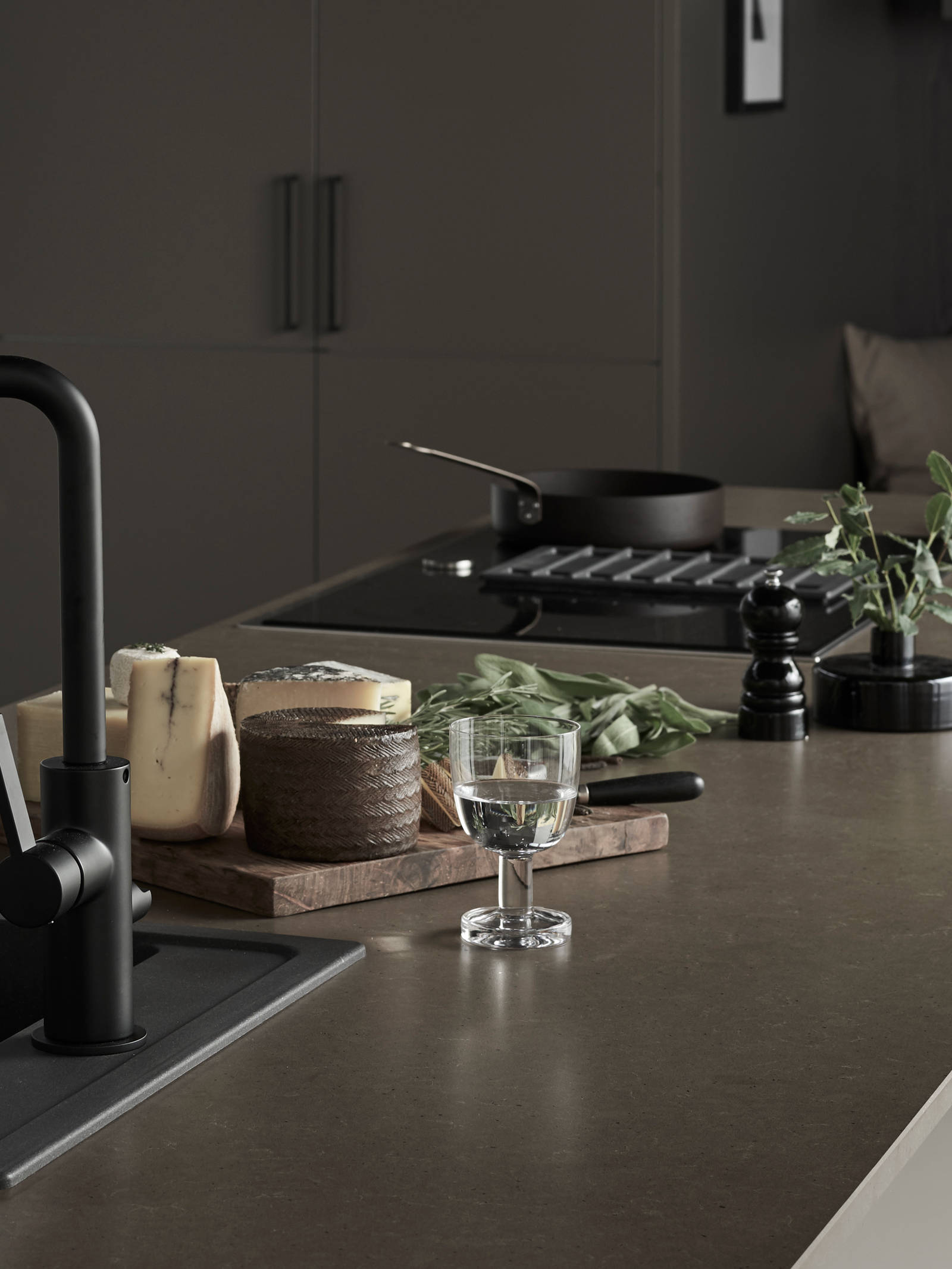 Line er en stilren kjøkkenmodell med et stort designregister. De slette MDF-frontene kan males i alle Sigdals standardfarger, eller valgfri NCS-farge mot et pristillegg.