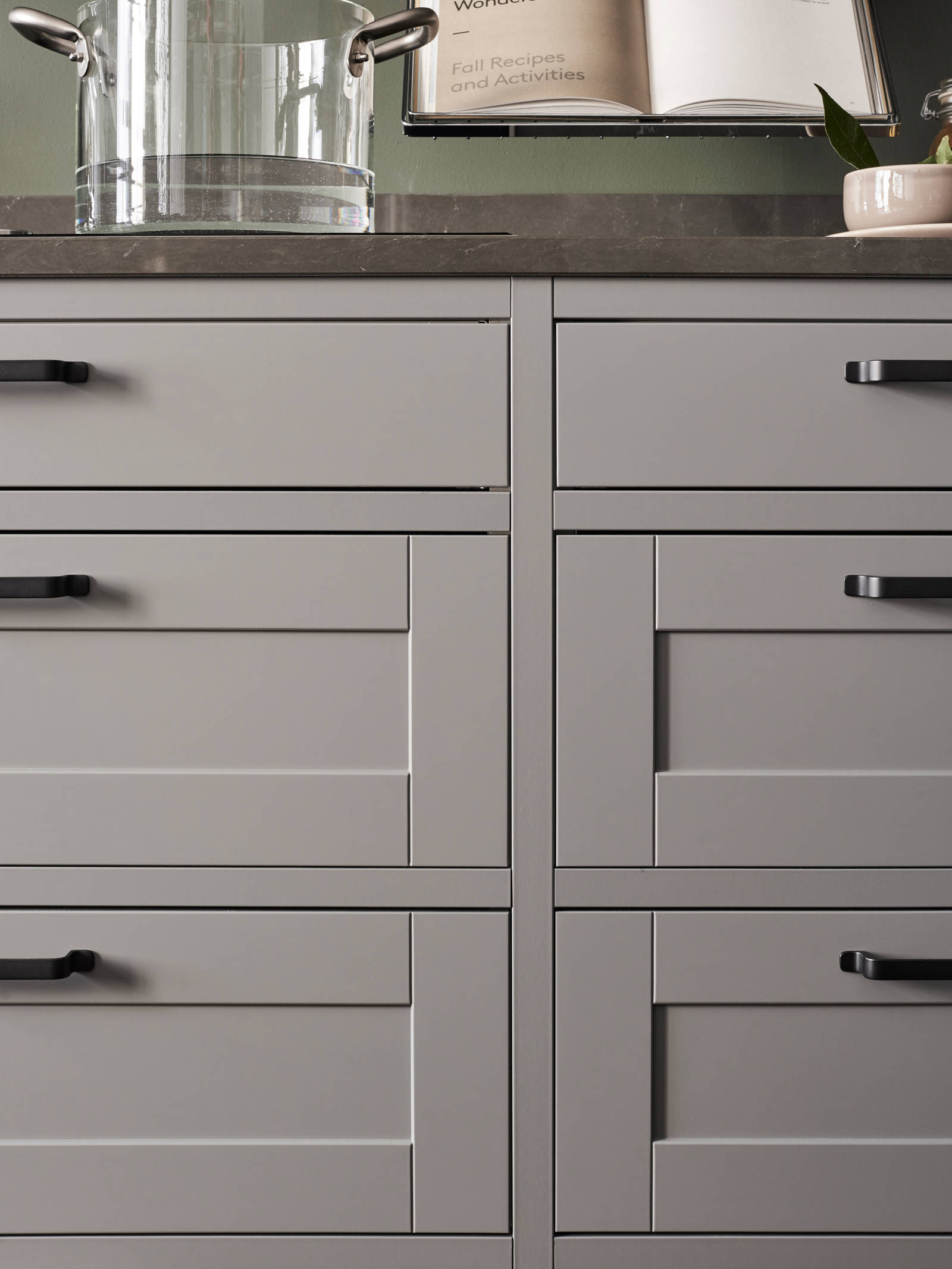 Sigdals inframekonsept, med dører og skuffer som ligger innrammet i skrogene, gir innredningen et flott, plassbygd preg.