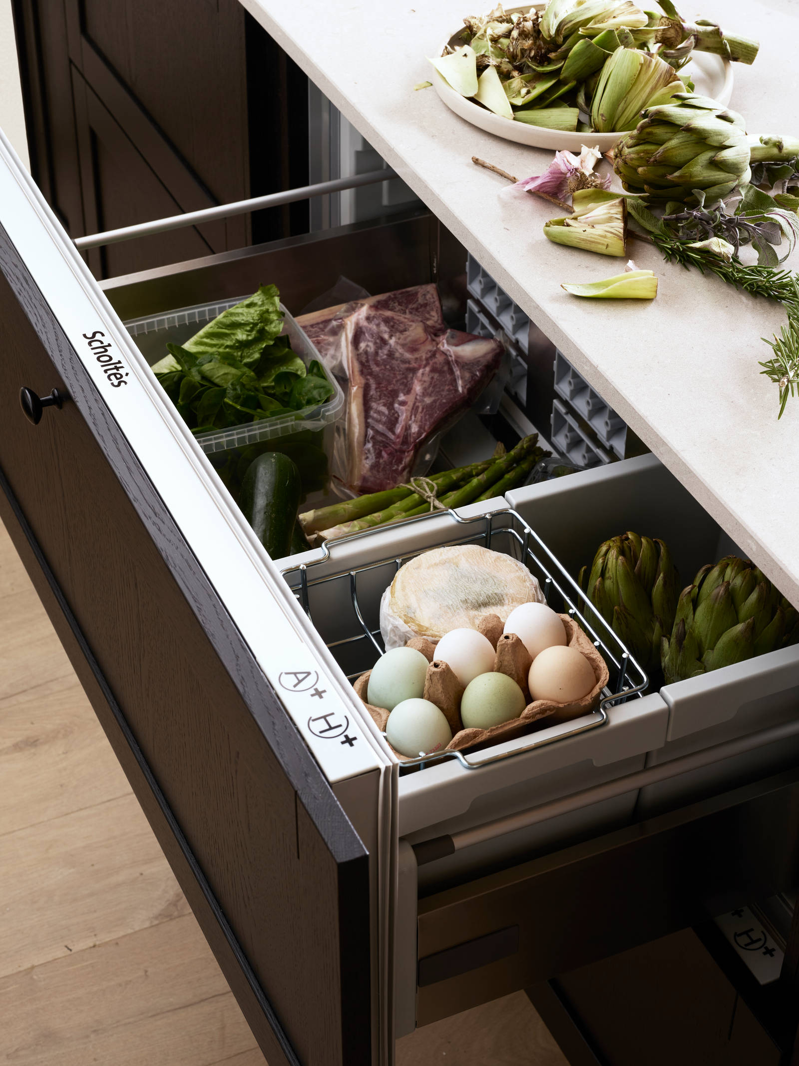 Rustikk og landlig kjøkkenmodell i heltre eik. Front med enkel ramme og slett fylling gjør at du kan variere uttrykket på kjøkkenet fra det helt moderne til det rustikke landlige preget alt etter hvilket tilbehør du velger.