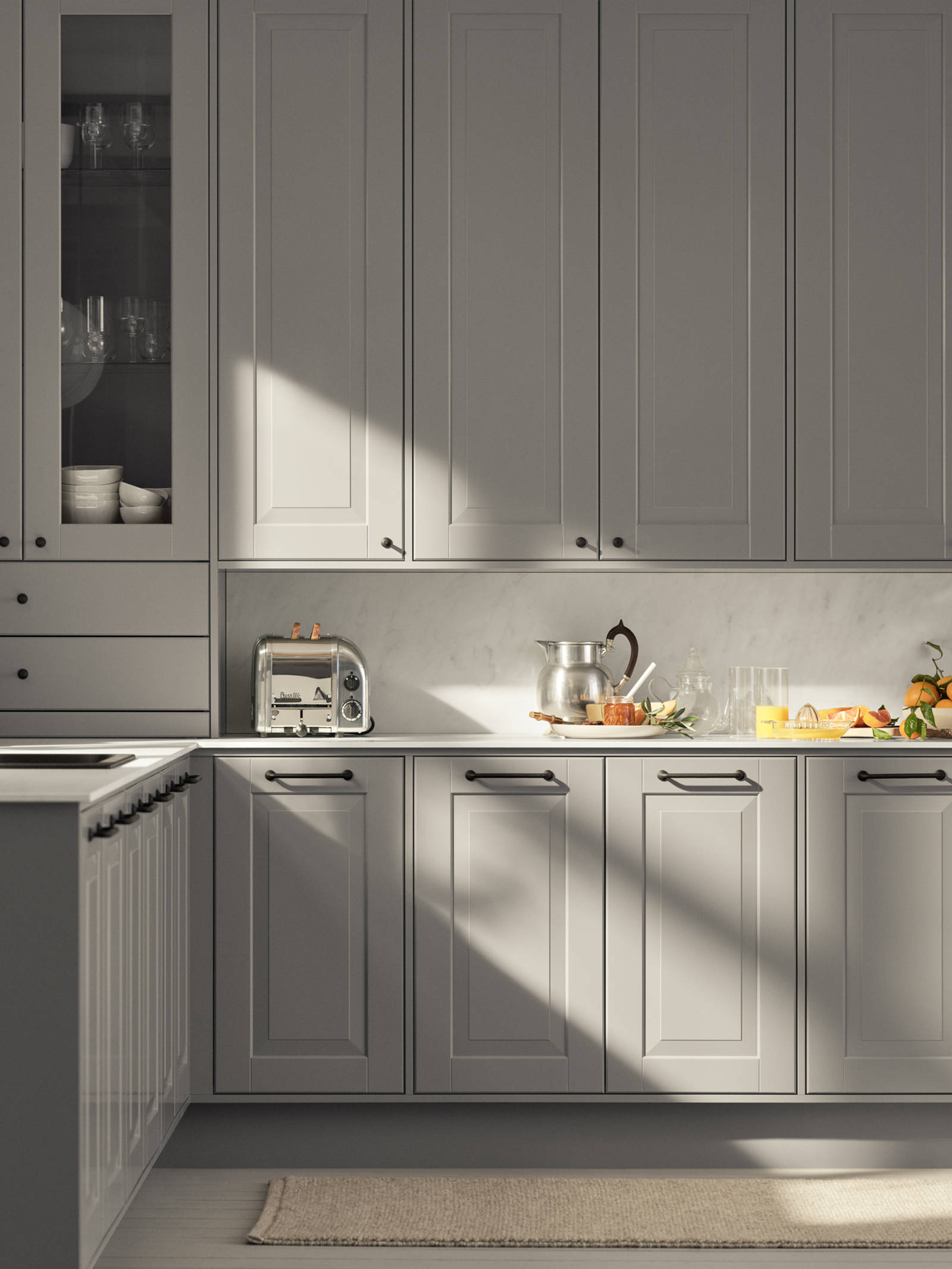 Eksklusivt tradisjonskjøkken med herskapelig preg. Klassiske speilfronter med fylling og markerte profilspor som gir dybdevirkning og skyggespill. Herregaard leveres med fronter i MDF eller eik.
