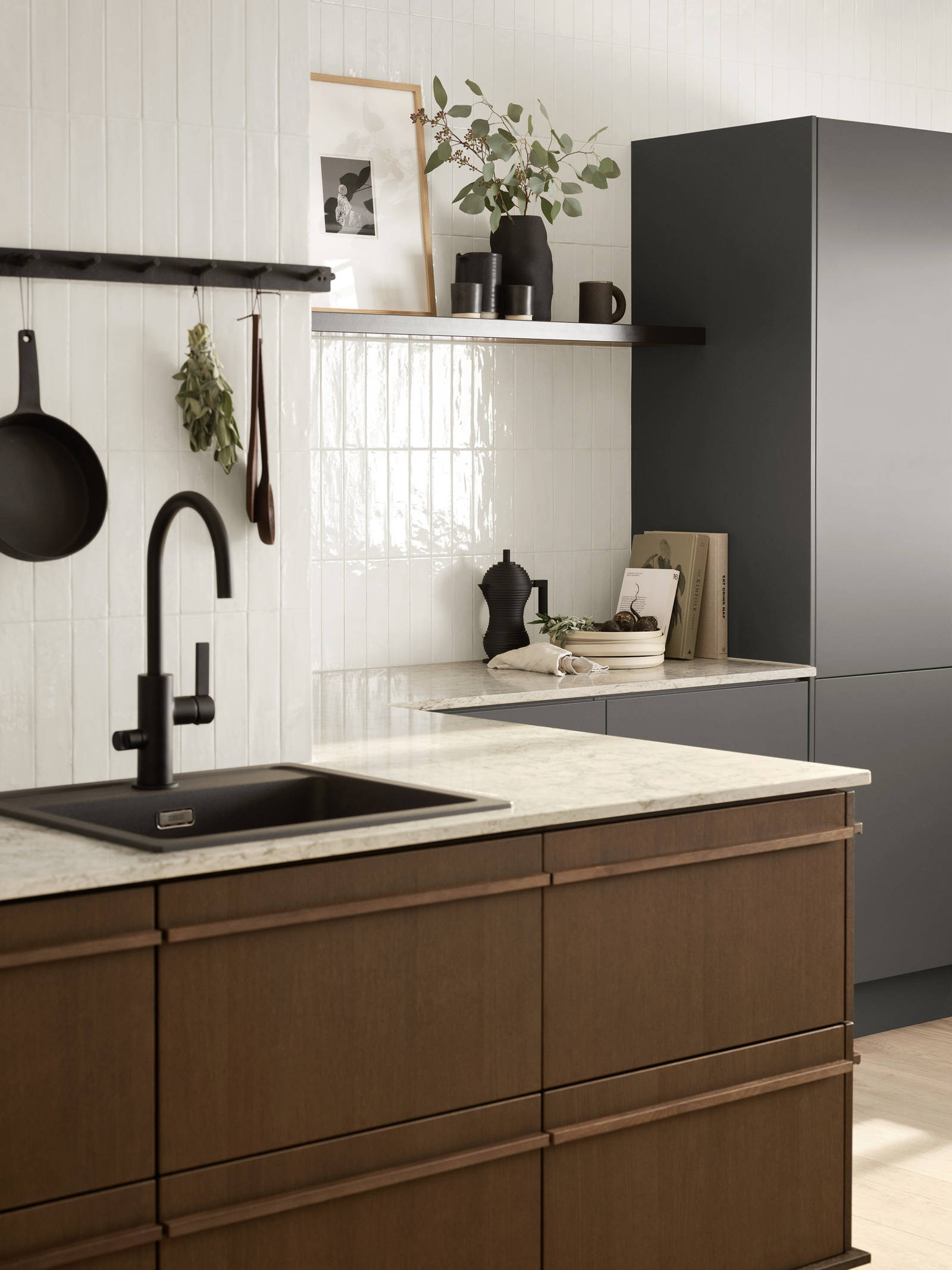 Be naturen inn og la de organiske formene møte hverdagen i Signatur Favn – et grenseløst kjøkken med naturens former i fokus.