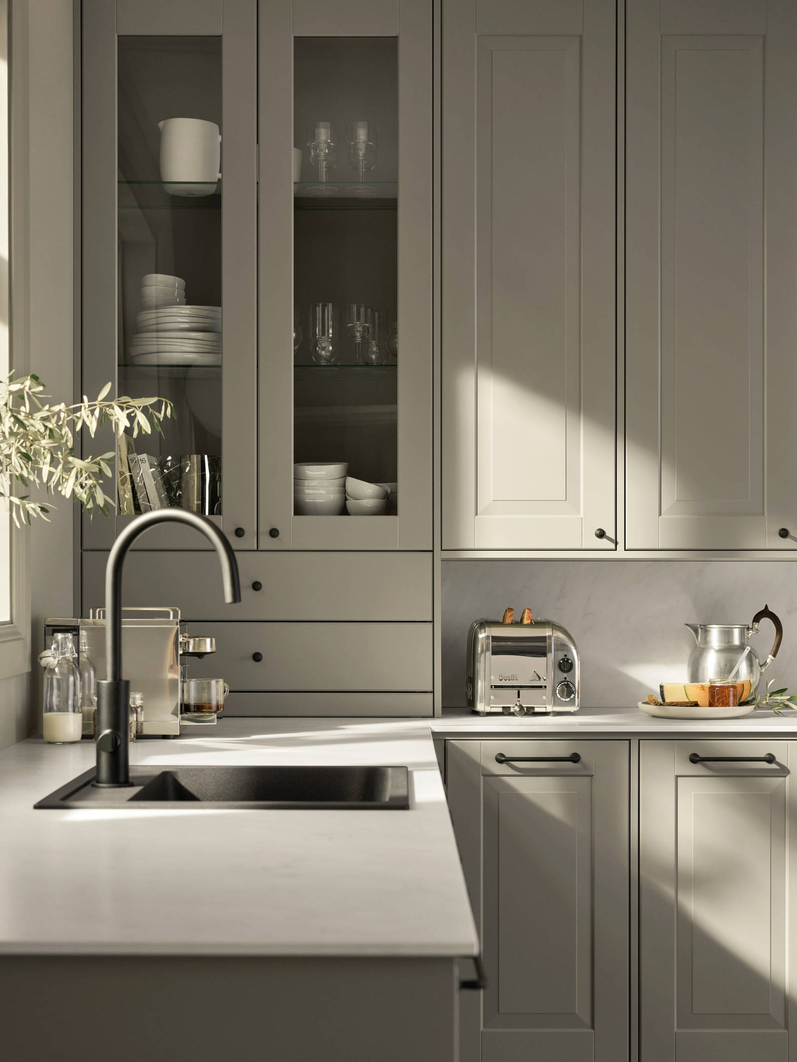 Eksklusivt tradisjonskjøkken med herskapelig preg. Klassiske speilfronter med fylling og markerte profilspor som gir dybdevirkning og skyggespill. Herregaard leveres med fronter i MDF eller eik.