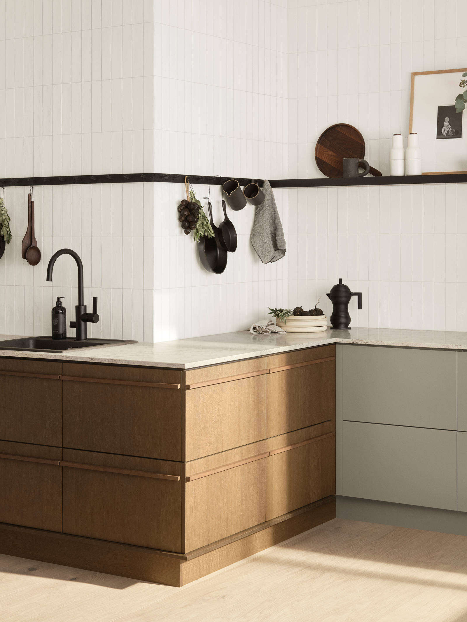 Marbodal färgkollektion Jordnära möter trä. Med Signatur Ekbacken i brunbets kombinerad med färgen Sand får du en stilfull och lugnande känsla i ditt kök.