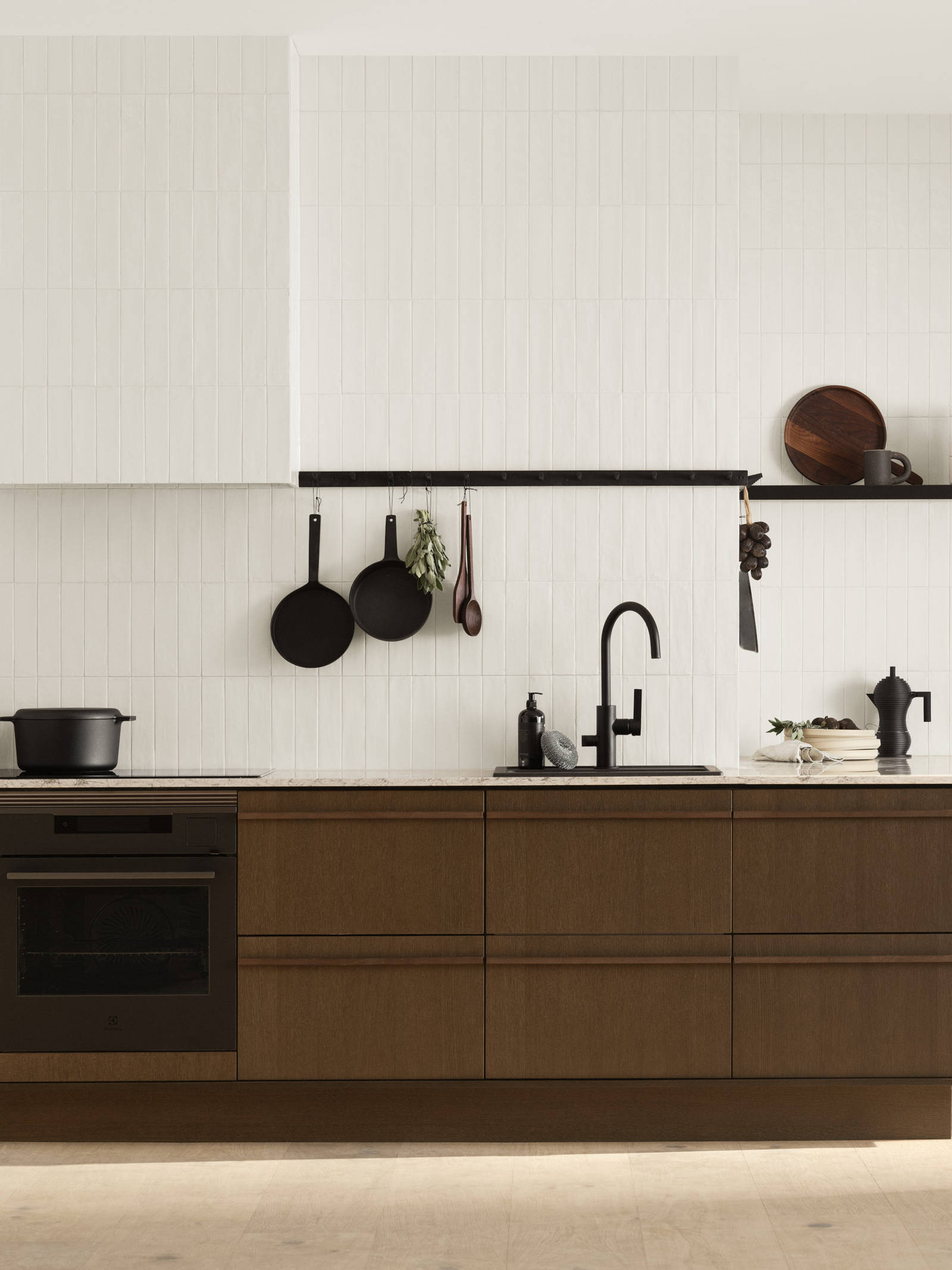 Marbodal kök Ekbacken slät brunbets  - Arkitekt plus kökslucka. Trä möter färg.