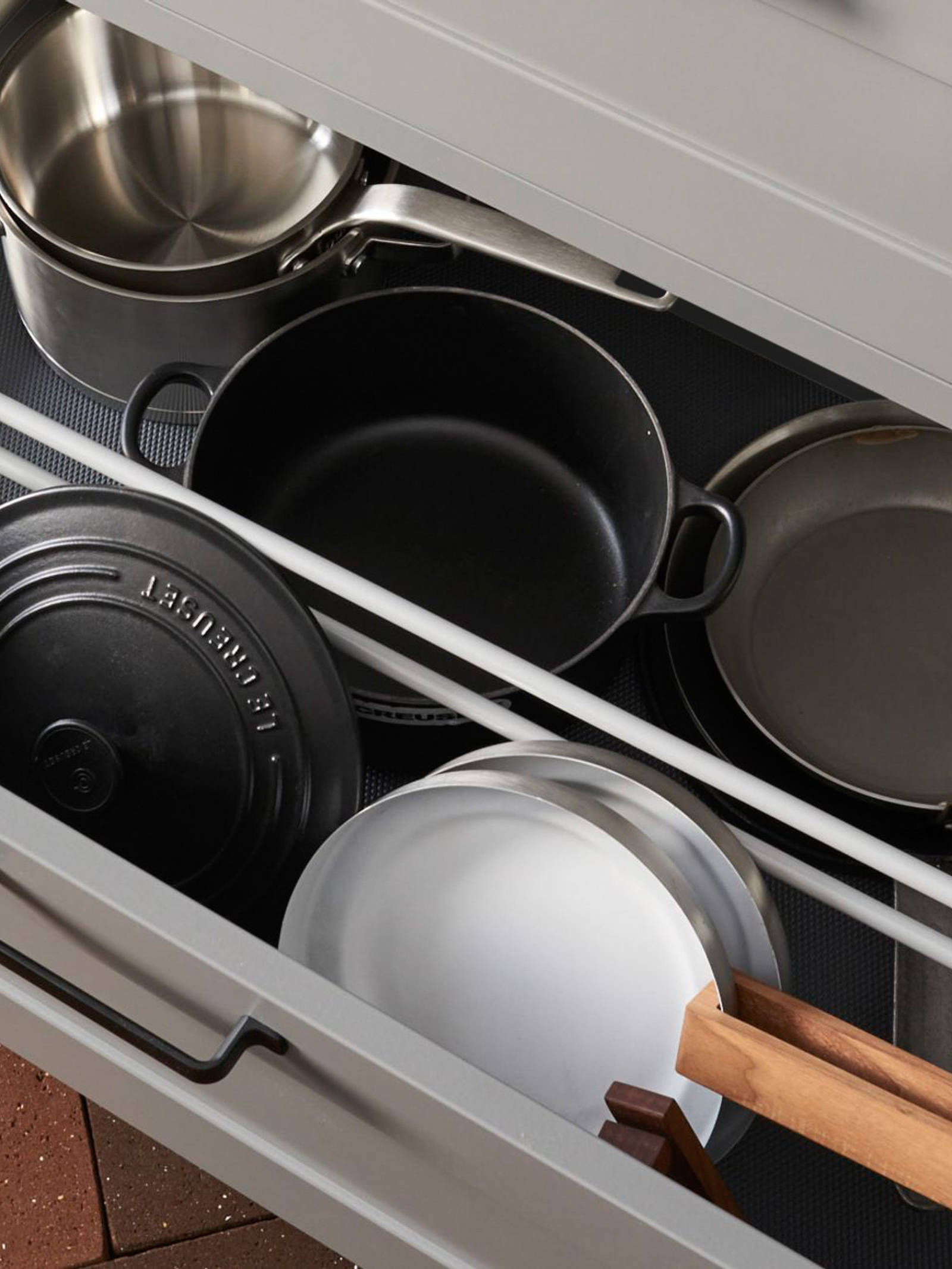 Høye skuffer er velegnet som gryteskuffer. Rominndeler for grytelokk kan benyttes til Tandemskuff.