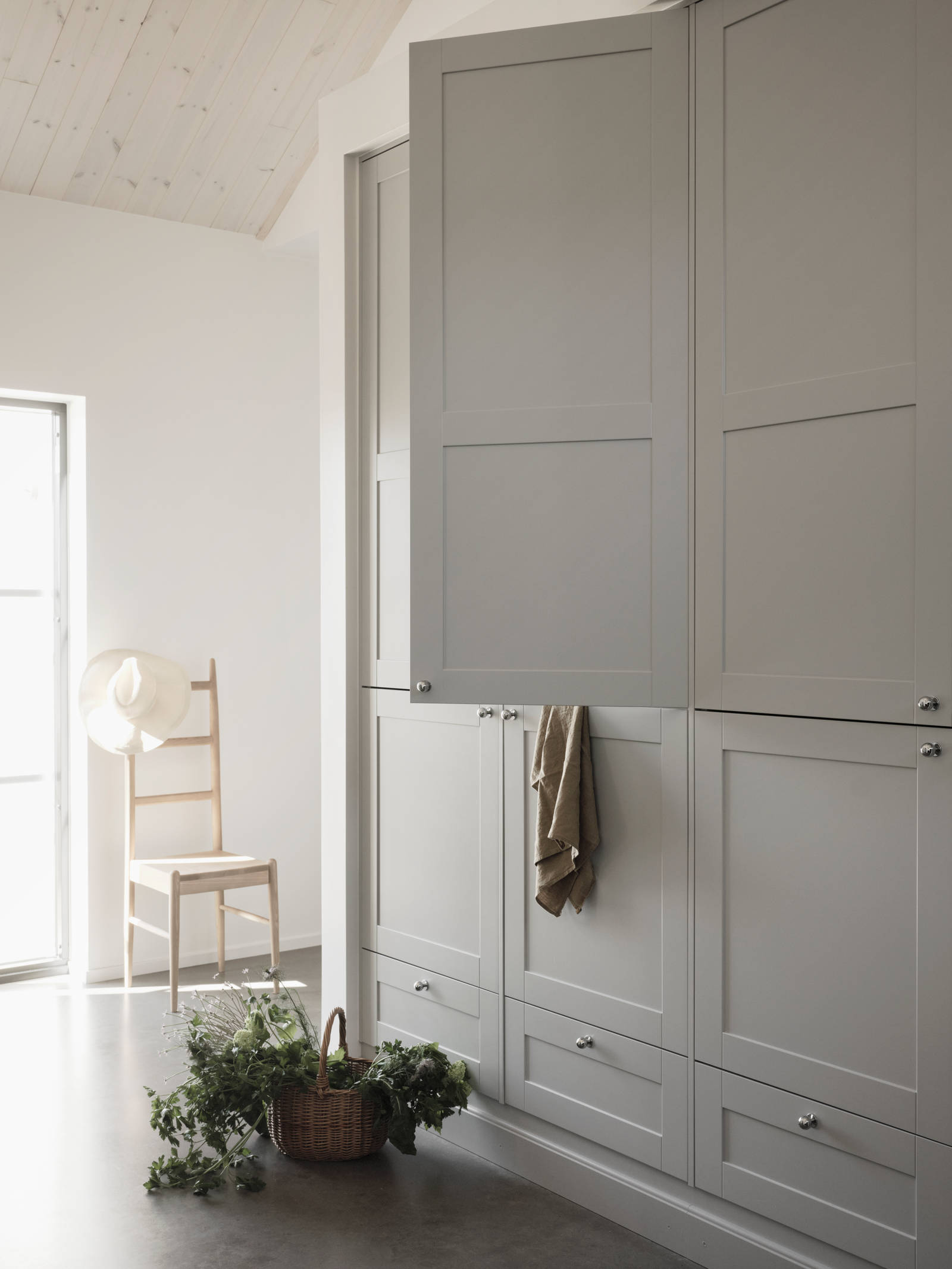 Grå skåp i lantlig västkuststil Form Moln från Marbodal