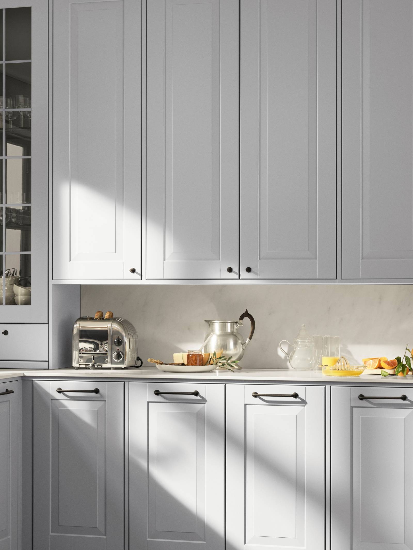 Lindö Moln i PLUS-utförande med platsbyggd känsla. Bänkstående vitrin skåp med lådor.