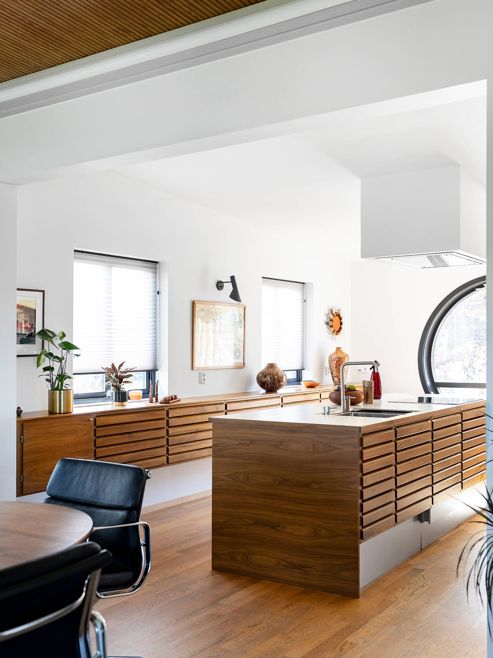 Fra spisebordet, der er designet af Hans J. Wegner, har Haakon Laastad udsigt til uno forms klassiske køkkendesign, designet af Arne Munch i 1968