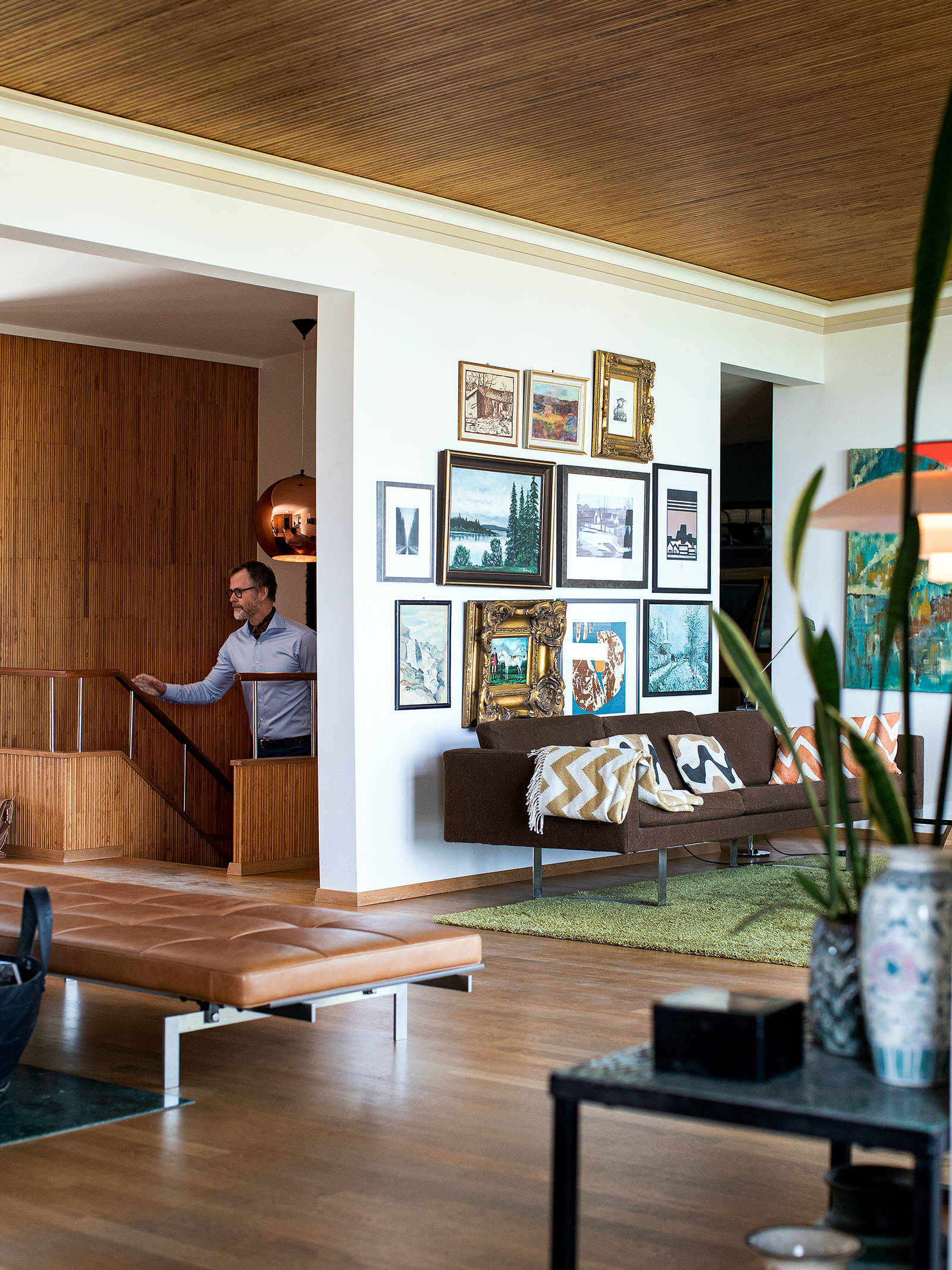 Fra entréen fører den originale trappe fra 1956 nedenunder til husets private afdeling med soveværelser og badeværelse