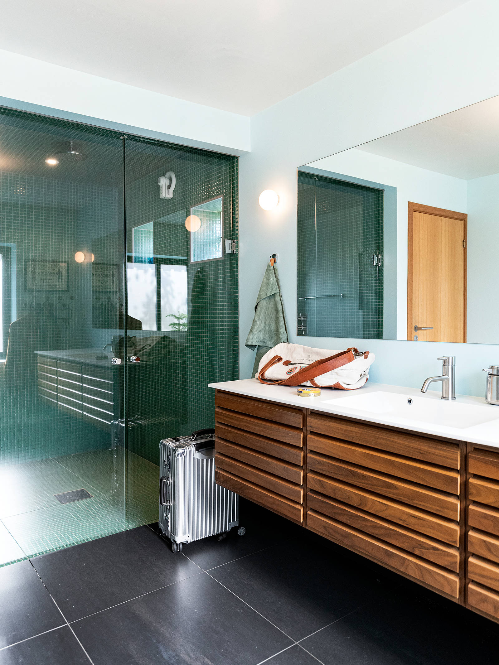 Maskulint badeværelse i valnød