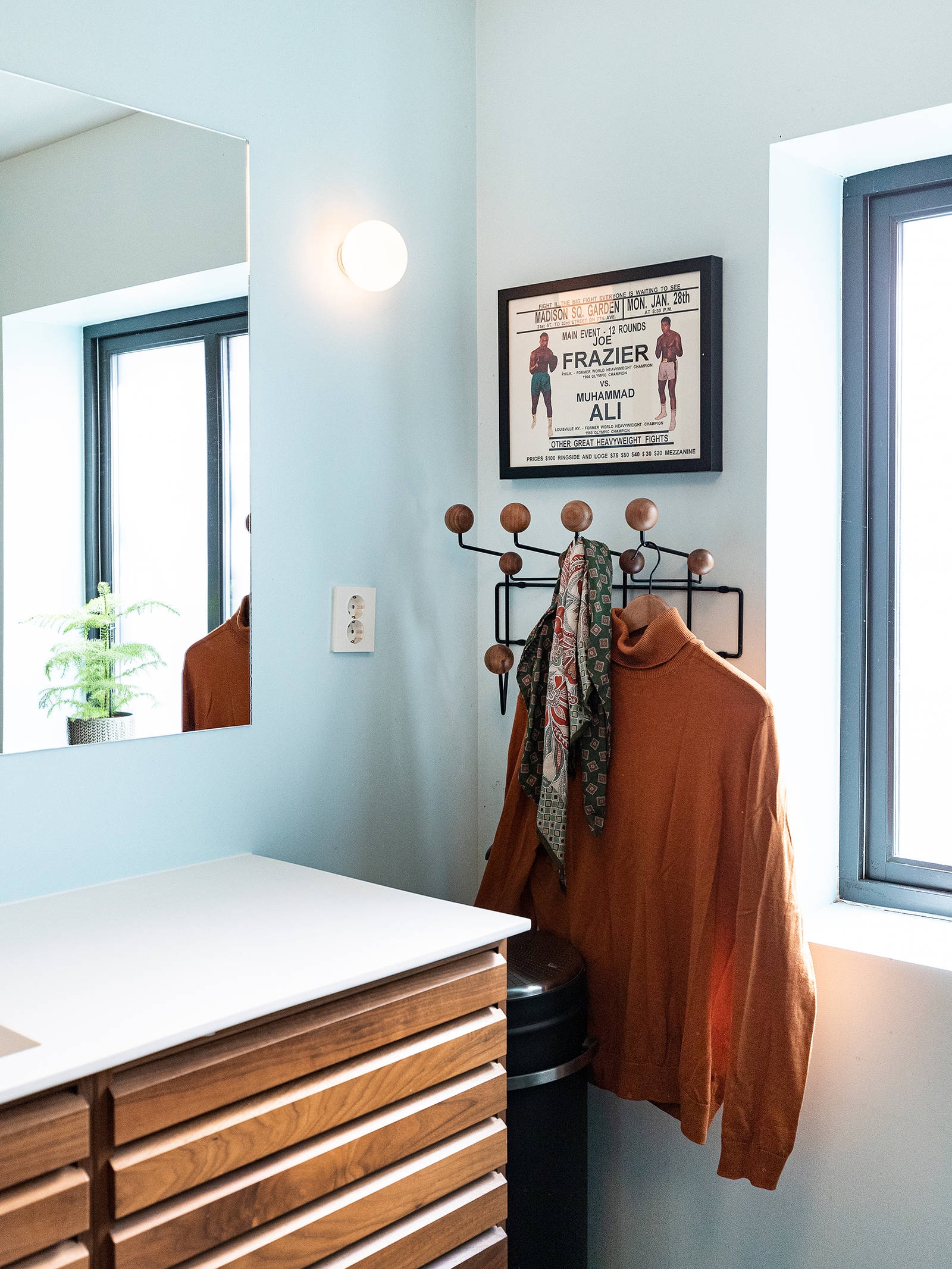 Badeværelse i valnød med maskuline detaljer