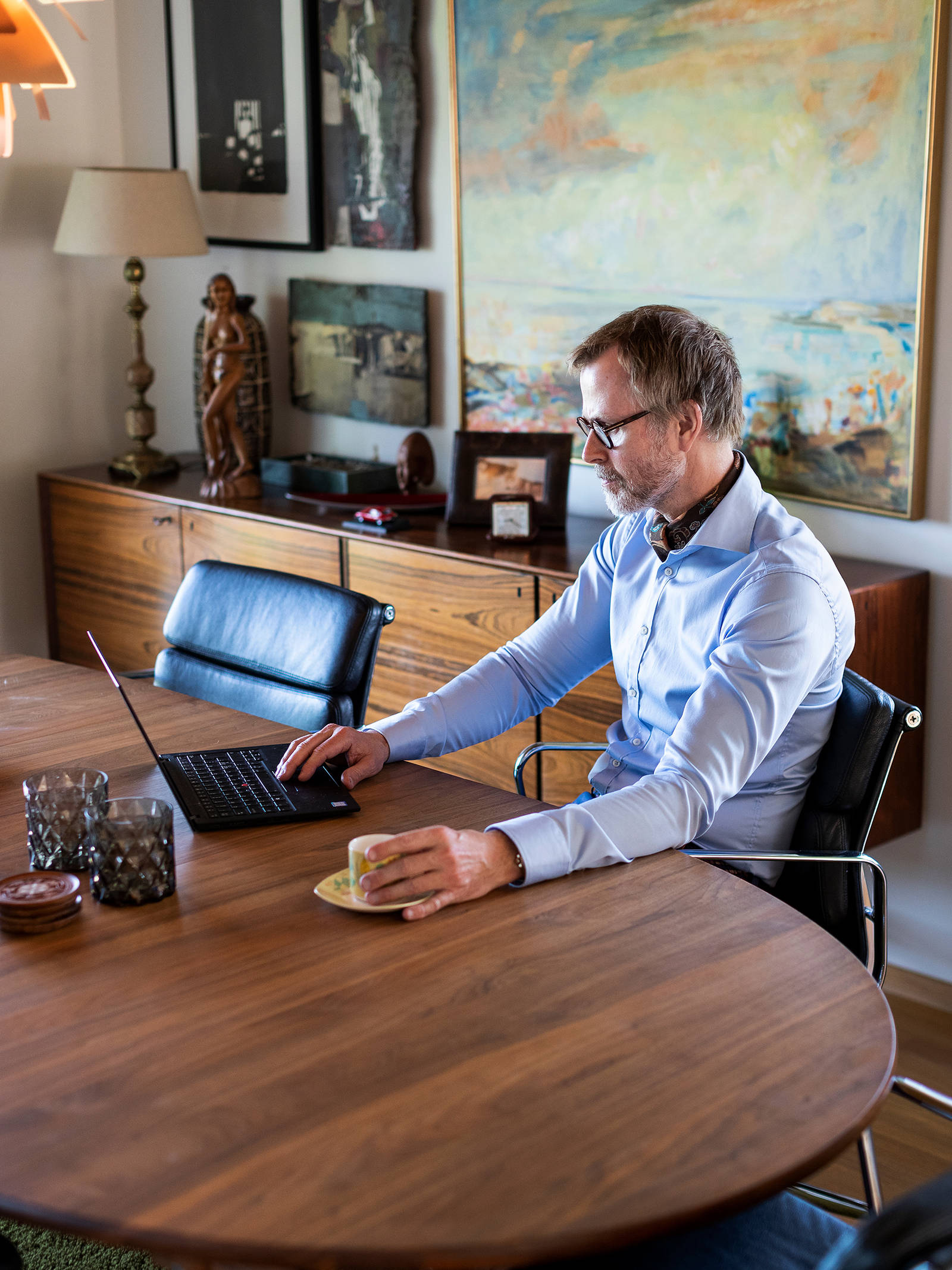 På væggen i spisestuen hænger et oliemaleri fra 1973 malet af den norske maler Erling Hodne sammen med værker af nyere, norske kunstnere og et enkelt loppefund. En uhøjtidelig blanding, der klæder skænken i palisander, der er designet af den norske møbeldesigner Fredrik A. Kayser.