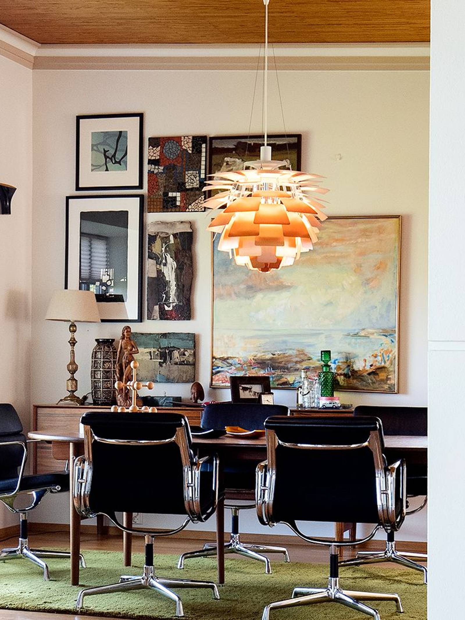 Kig til spisestuen med Hans J. Wegner bord og Eames stole
