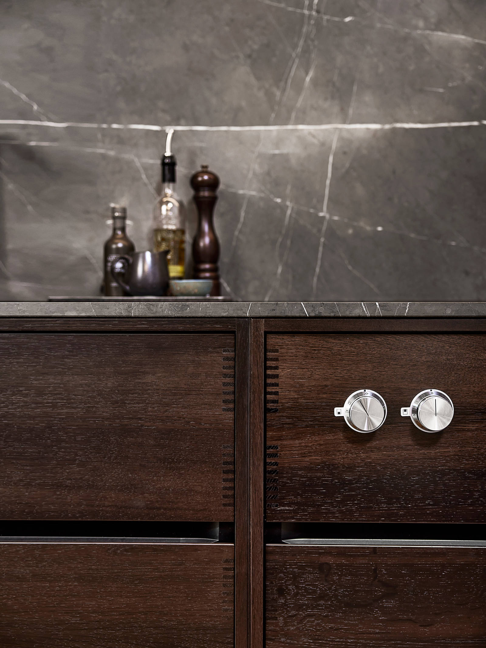 De solida, upplysta vreden i rostfritt stål i Gaggenaus 400-serie kan monteras på den vertikala ytan i köket