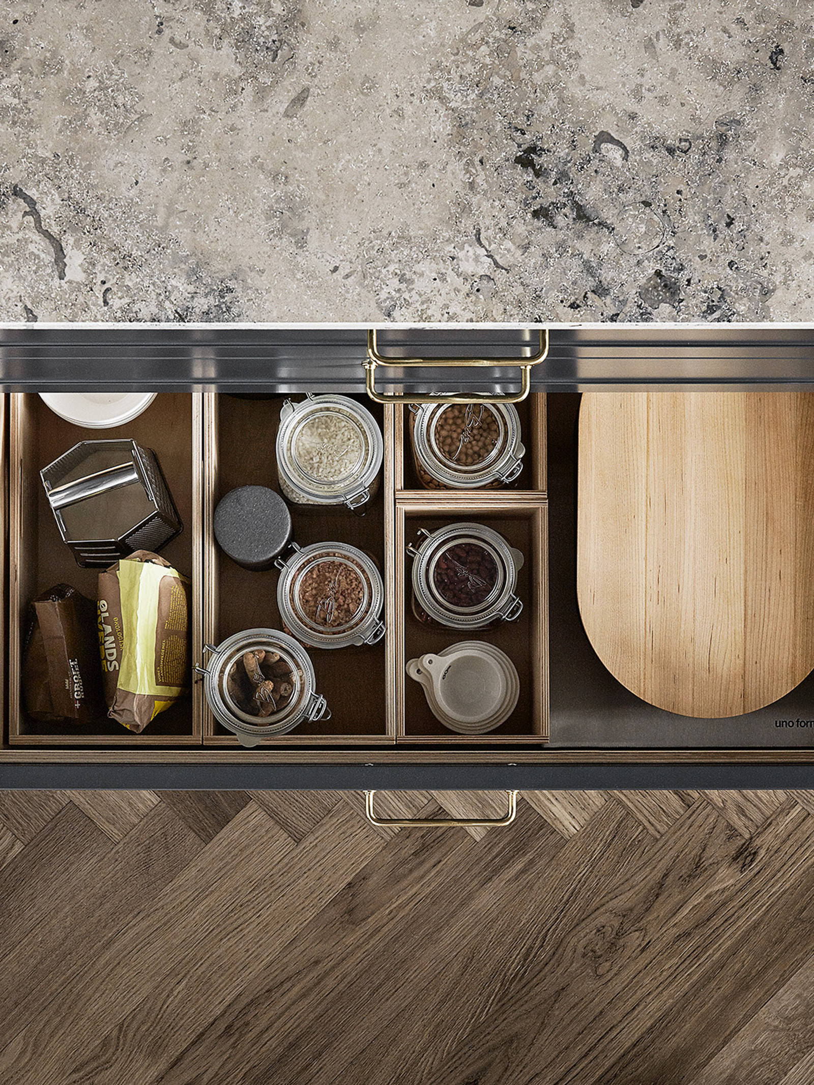 Skuffeindretning med krydsfiner kassetter og brødkasse