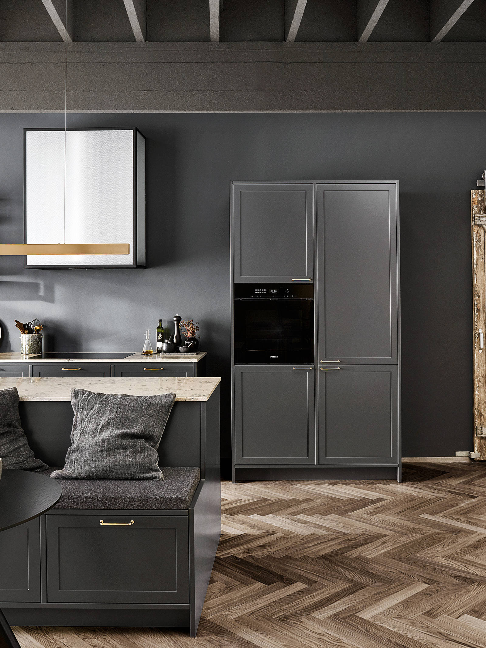 Moderne grå landkøkken i Shaker-stil