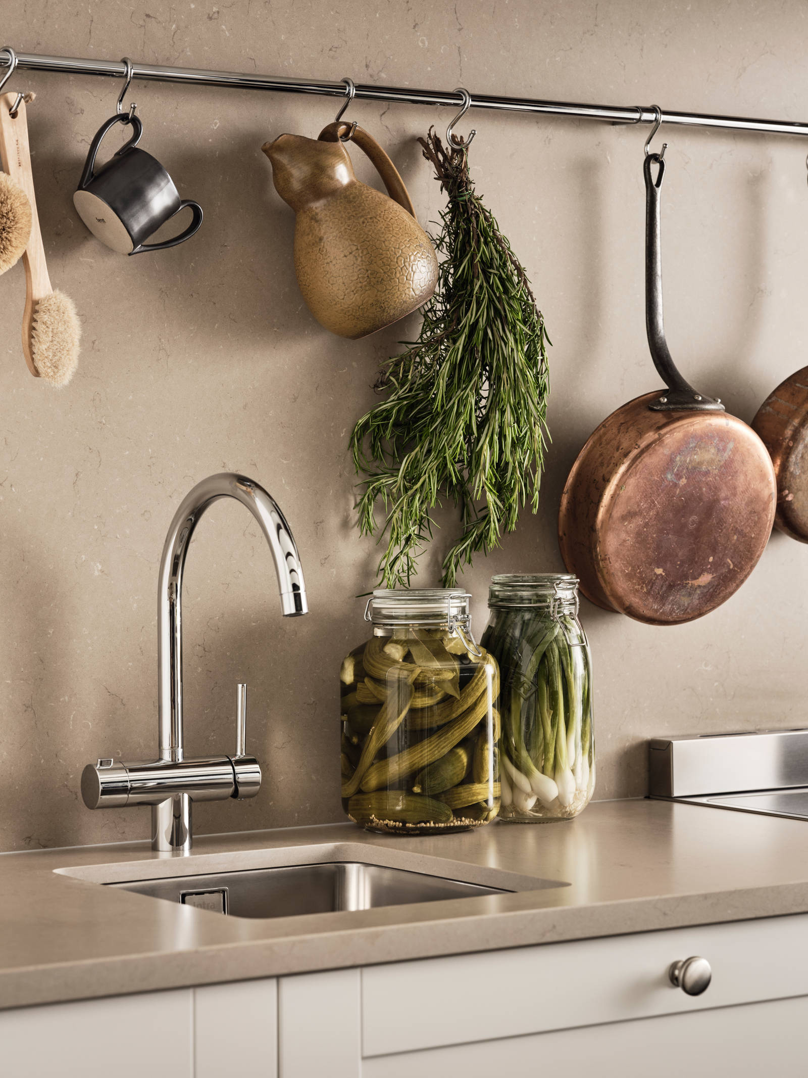 Marbodal Form Frost - Diskho Intra, bänkskiva och stänkskydd Beach Clay i kvartskomposit, blandare Tapwell.