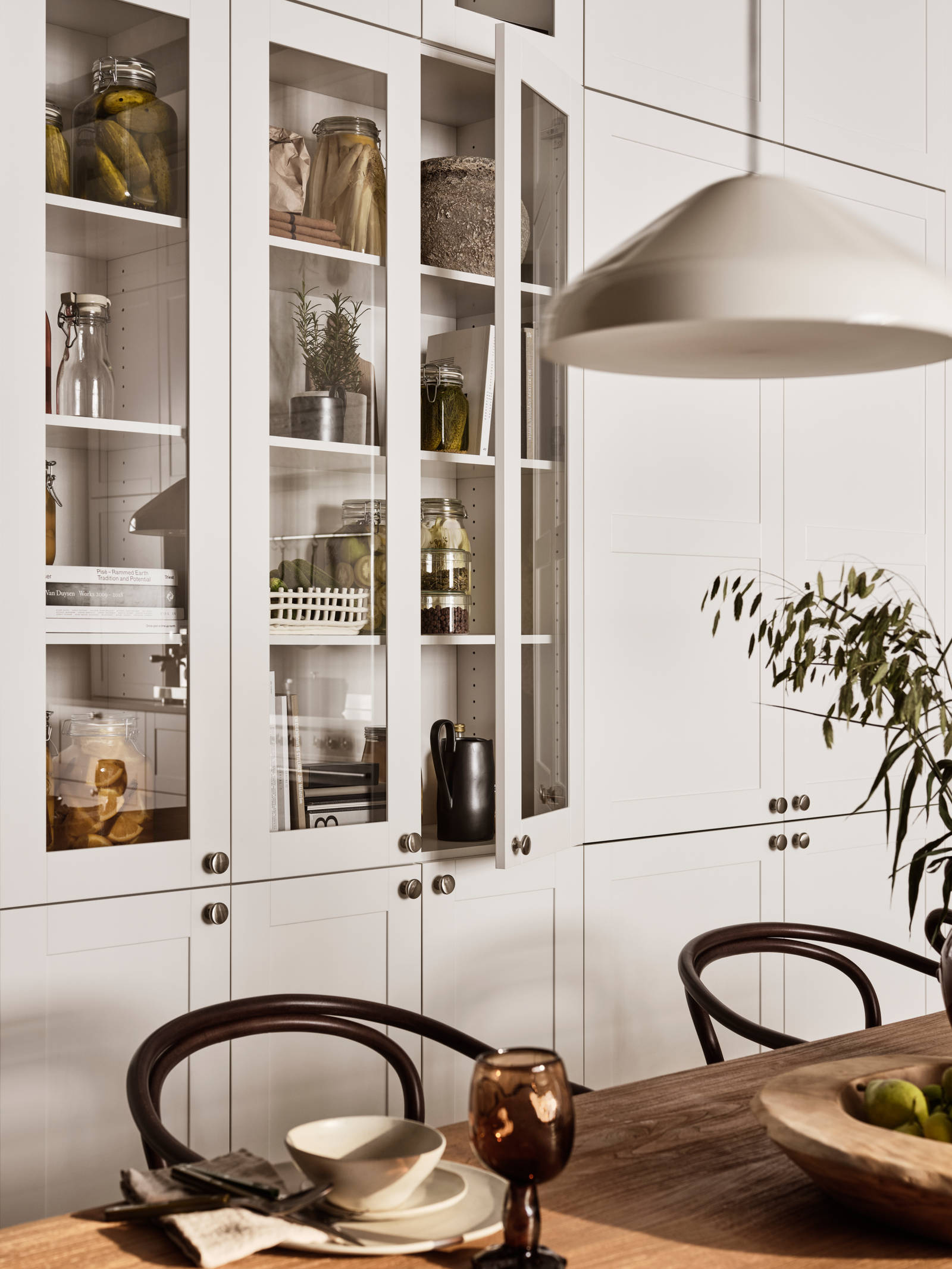 Marbodal Form Frost- vitrin och köksluckor i vit köksfärg