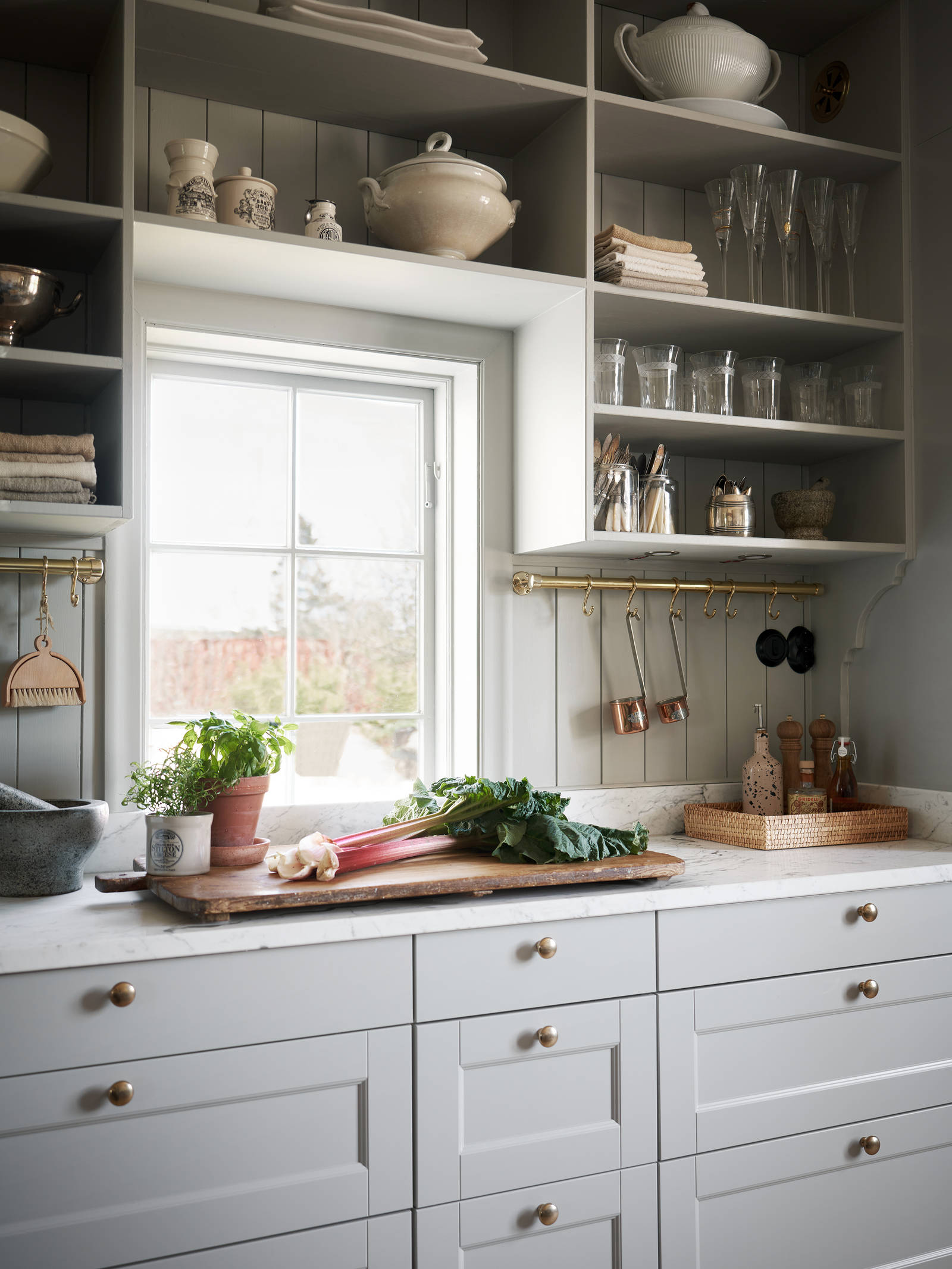 Klassiska köket Fagerö moln med öppen förvaring från Marbodal i sekelskiftesvilla med fantastiskt ljusinsläpp
