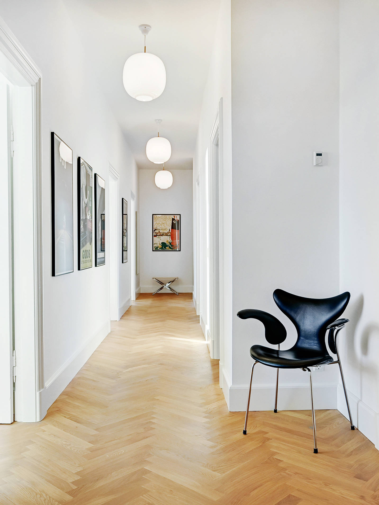 Køkkenet ligger for enden af gangen i herskabslejligheden