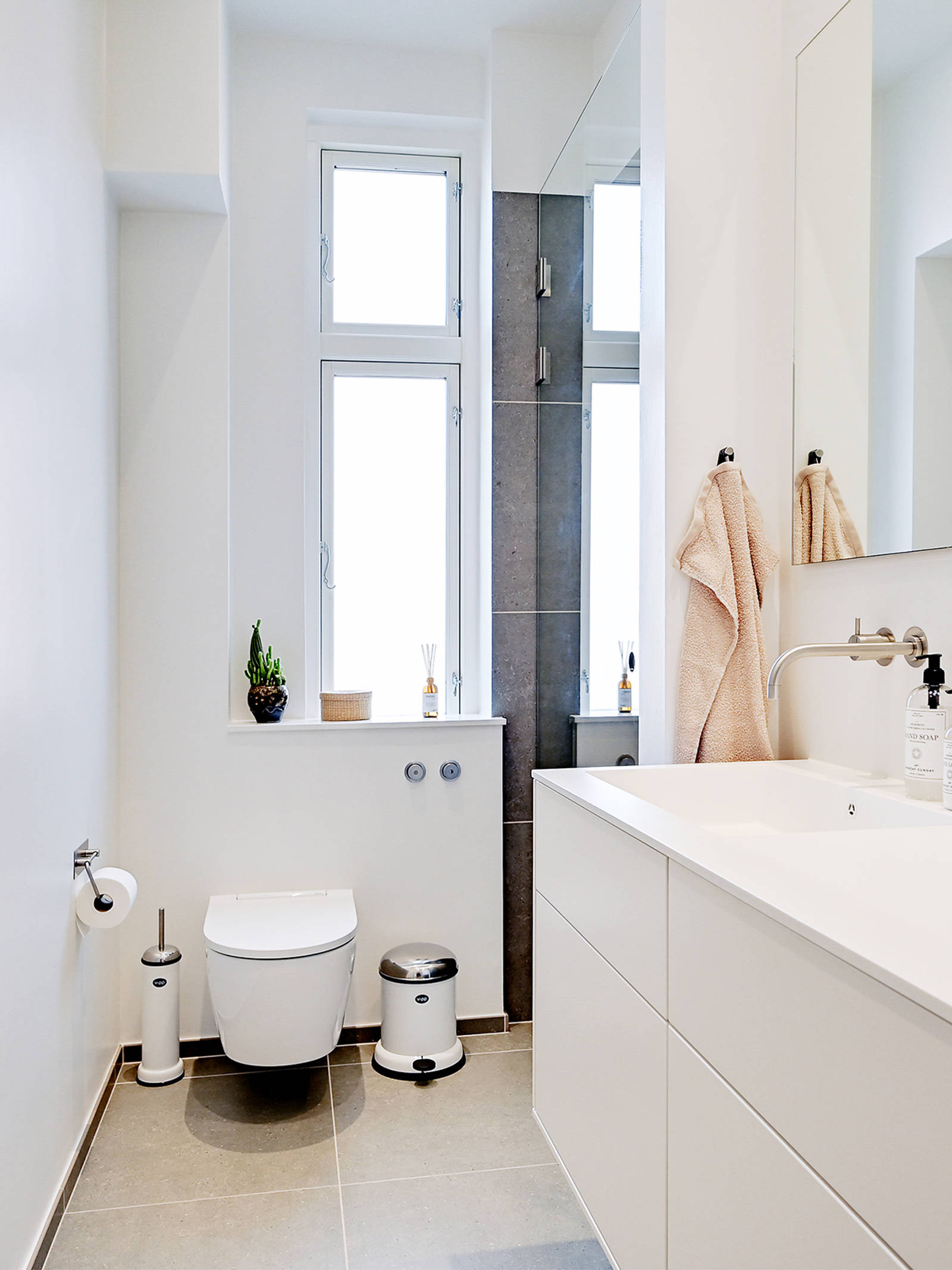 Hvide skabe på badeværelse