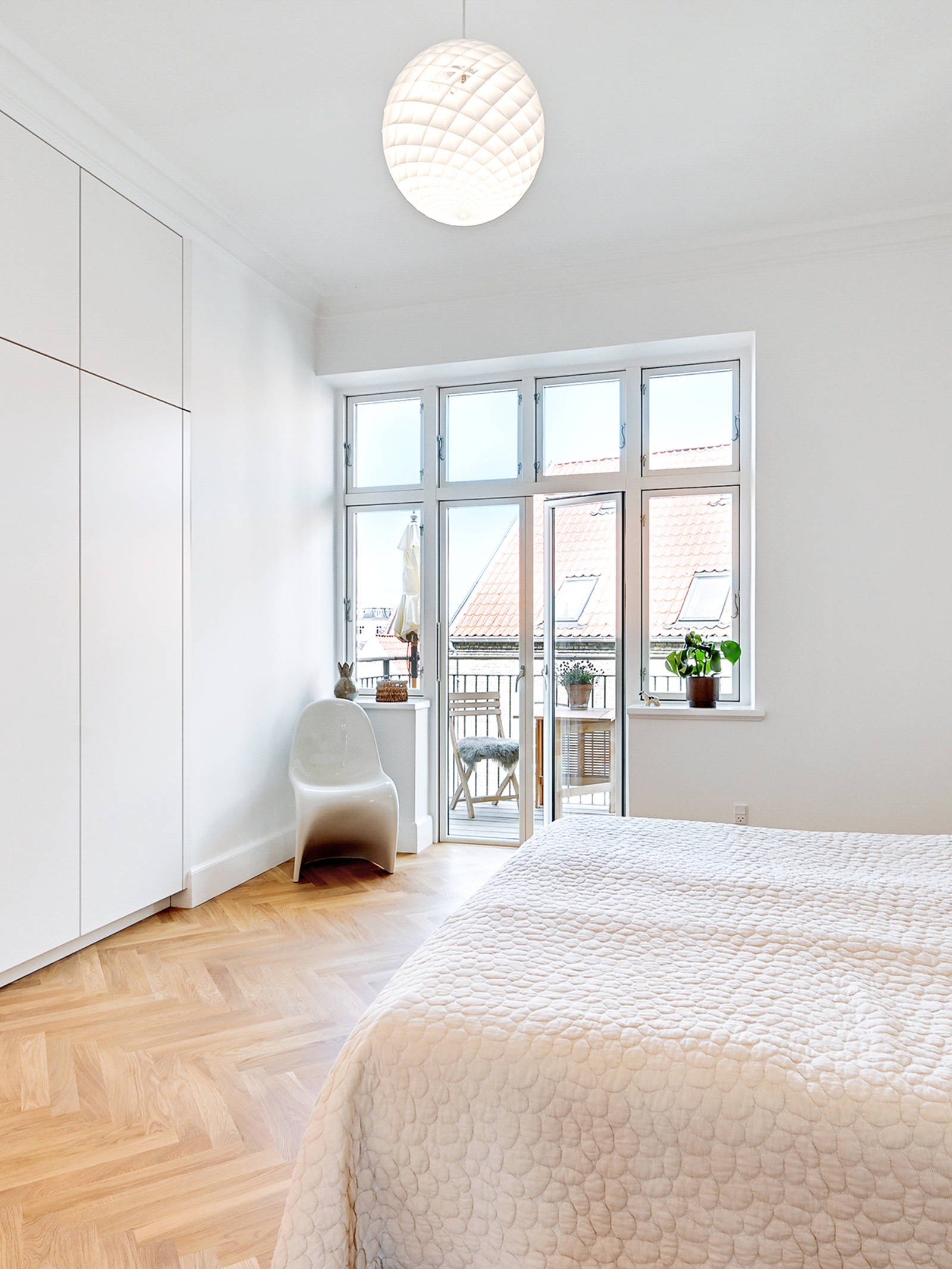 Soveværelse med indbyggede skabe på 240 cm