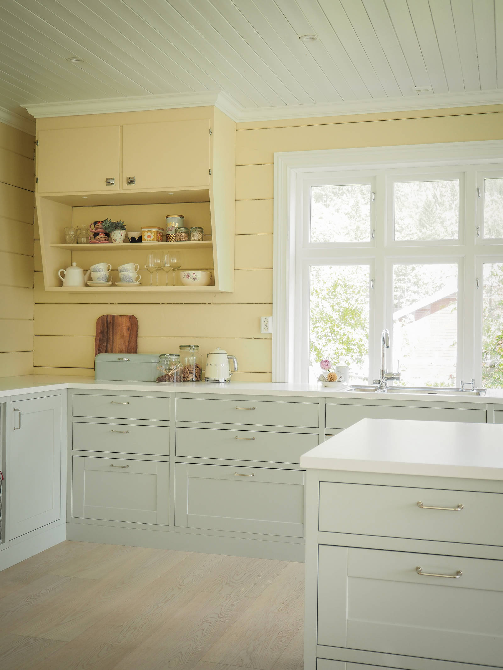 Nett og tidløs crossovermodell med  karakteristiske slette fyllinger. Kjøkkenmodell med tradisjonsdesign og moderne linjer.