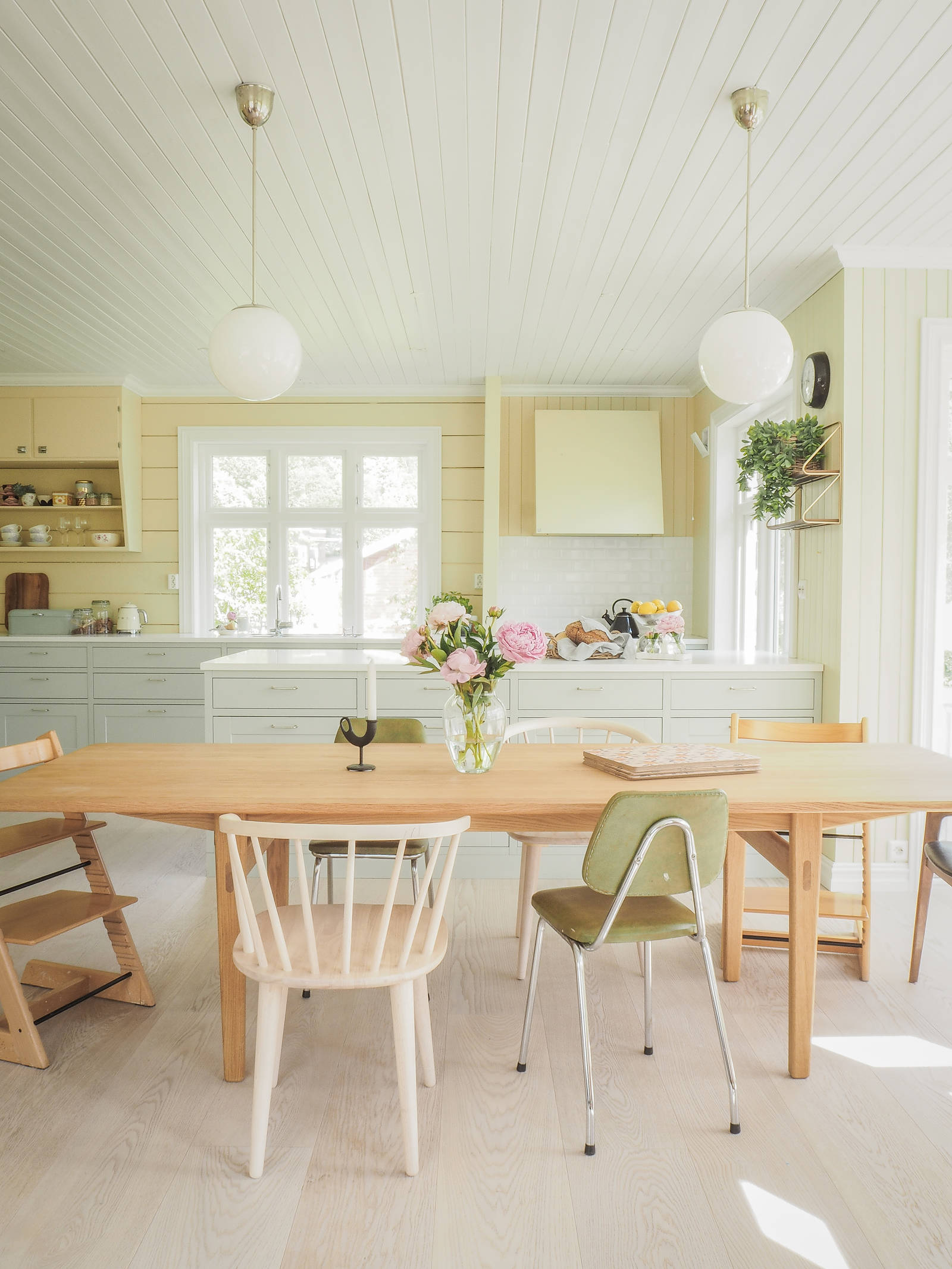 Nett og tidløs crossovermodell med  karakteristiske slette fyllinger. Kjøkkenmodell med tradisjonsdesign og moderne linjer.