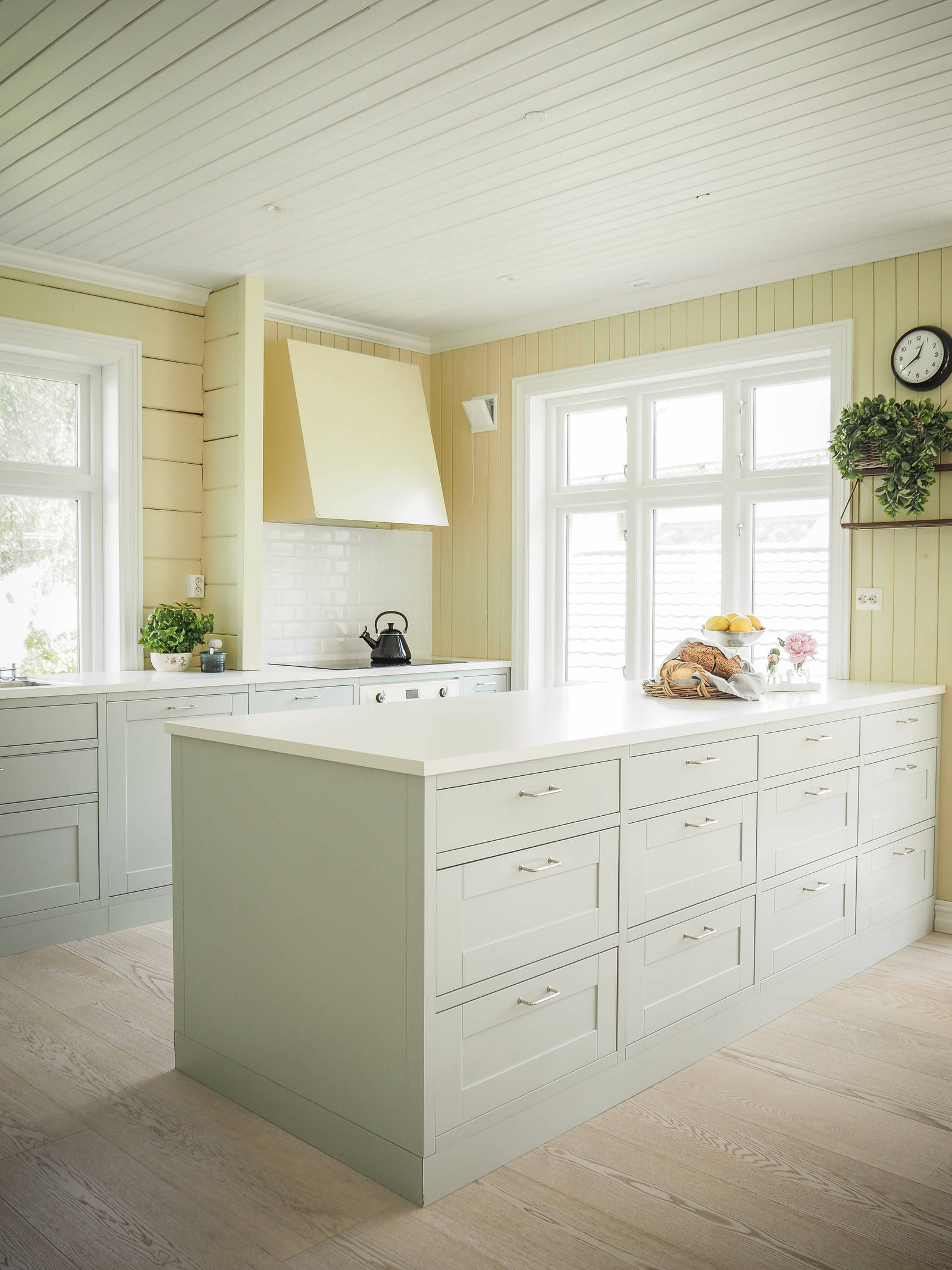 Nett og tidløs crossovermodell med  karakteristiske slette fyllinger. Kjøkkenmodell med tradisjonsdesign og moderne linjer.