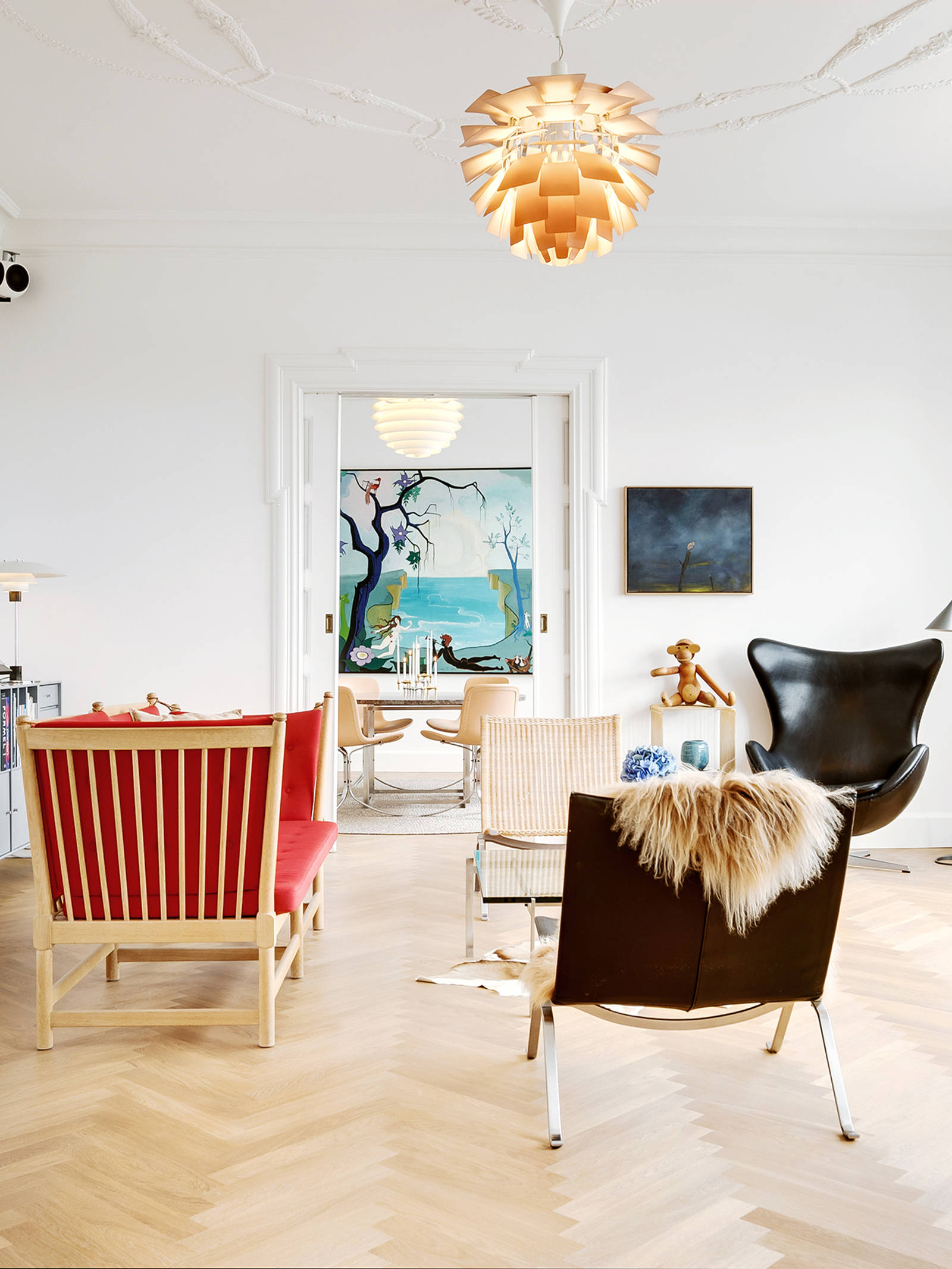 Lägenheten har tre vardagsrum en-suite, inredda med konst och danska designklassiker