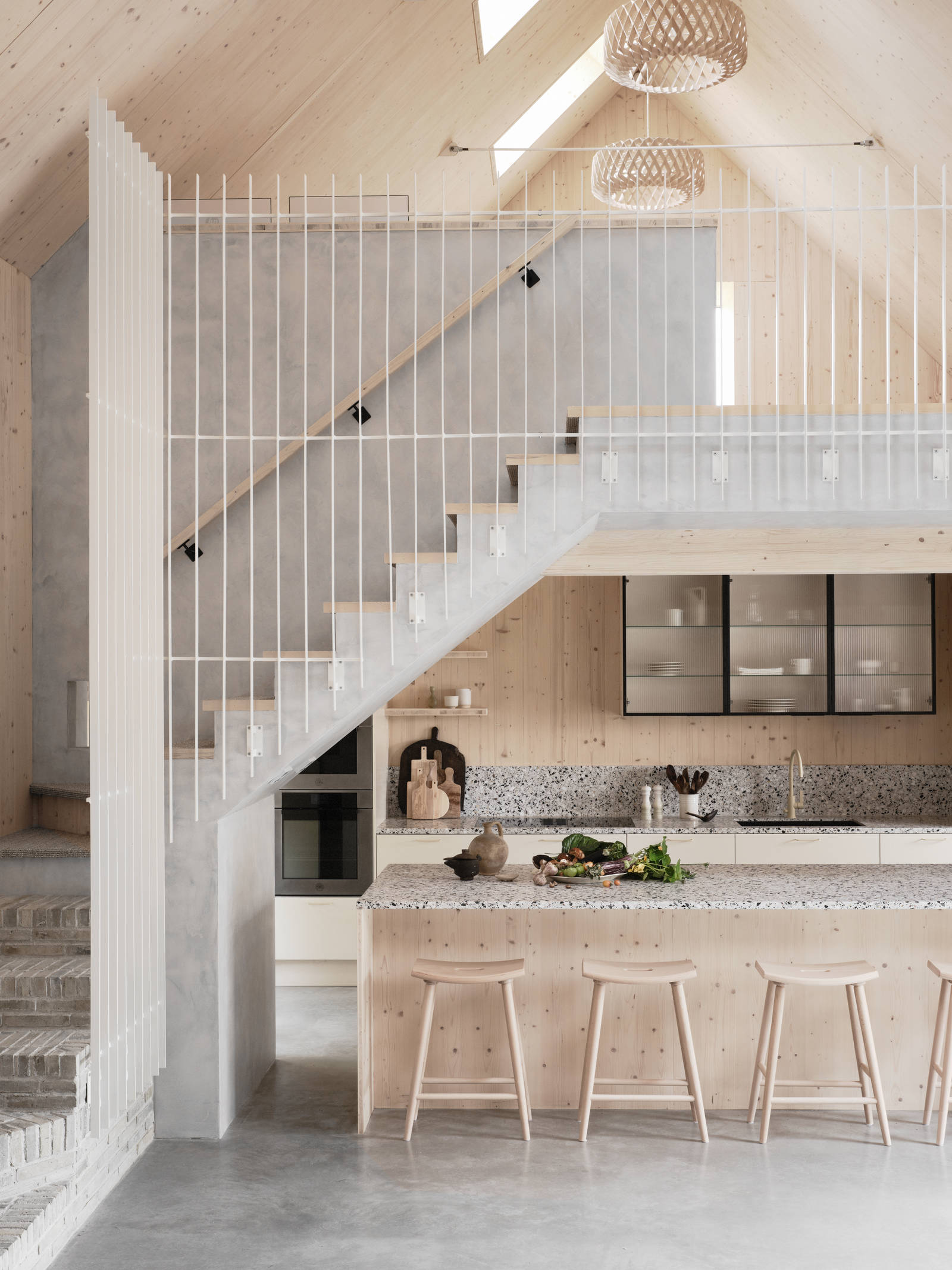 Köksö i ljust trä med terrazzo-bänkskiva och  matchande stänkskydd, vitrinskåp med räfflat glas i Edd Ruchtons Grand design kök i beige Arkitekt Plus-kök från Marbodal