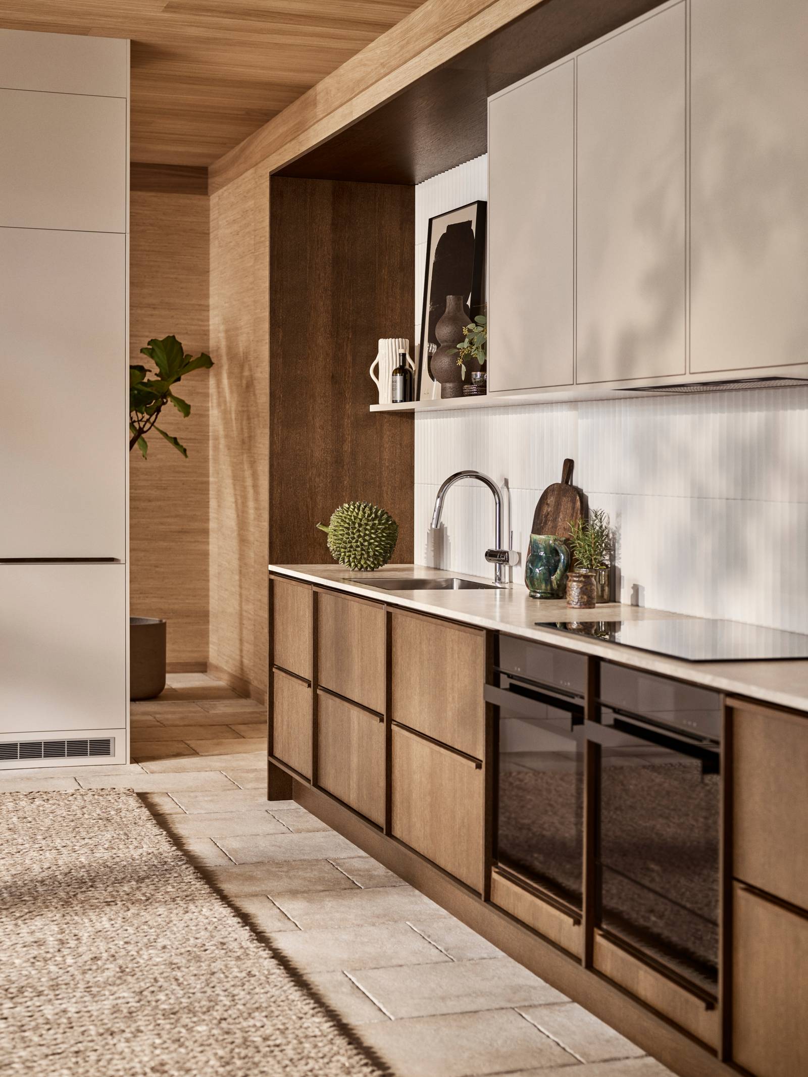 Mørk eg køkkenbænk Forever Oak fra INVITA kombineret med overskaber Athena Sand, hvide fliser, bordplade og massiv ek håndtag, ovn og dampovn fra Siemens