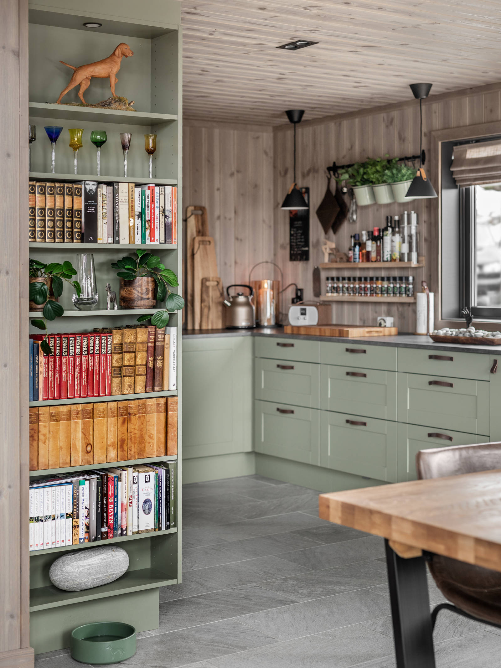 Scala hyttekjøkken hos Jervehiet i fargen S 5010-G70Y.
Fotograf: Jeanette Bækkevold