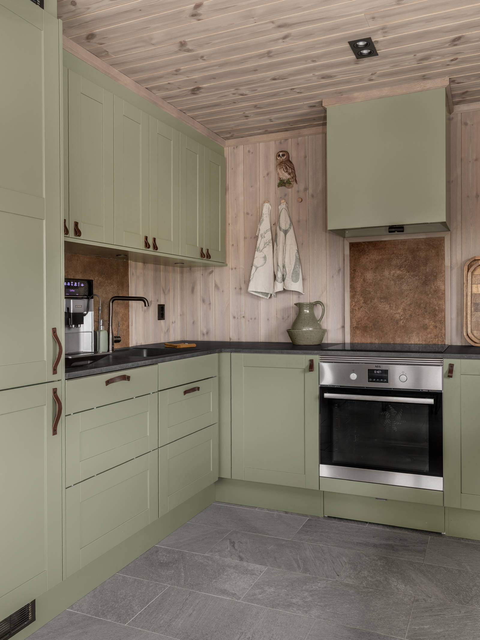 Scala hyttekjøkken hos Jervehiet i fargen S5010-G70Y.
Fotograf: Jeanette Bækkevold