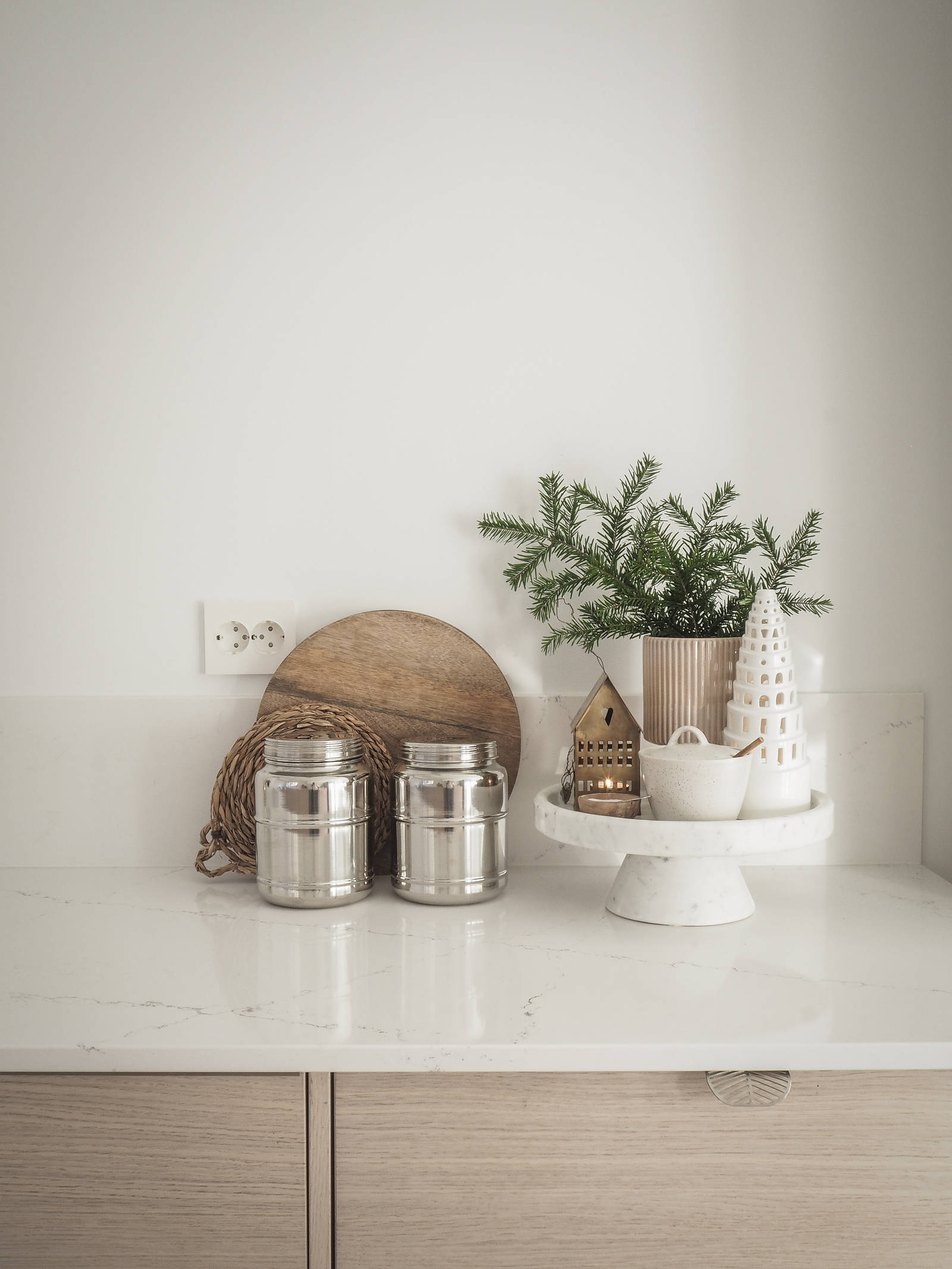 Kjøkkenet til Amalie er levert av Sigdal Ålesund, og er tegnet av Ellisiv Solheim. Modellen heter Amfi Eik, et elegant og moderne eikekjøkken i fargen Lin.