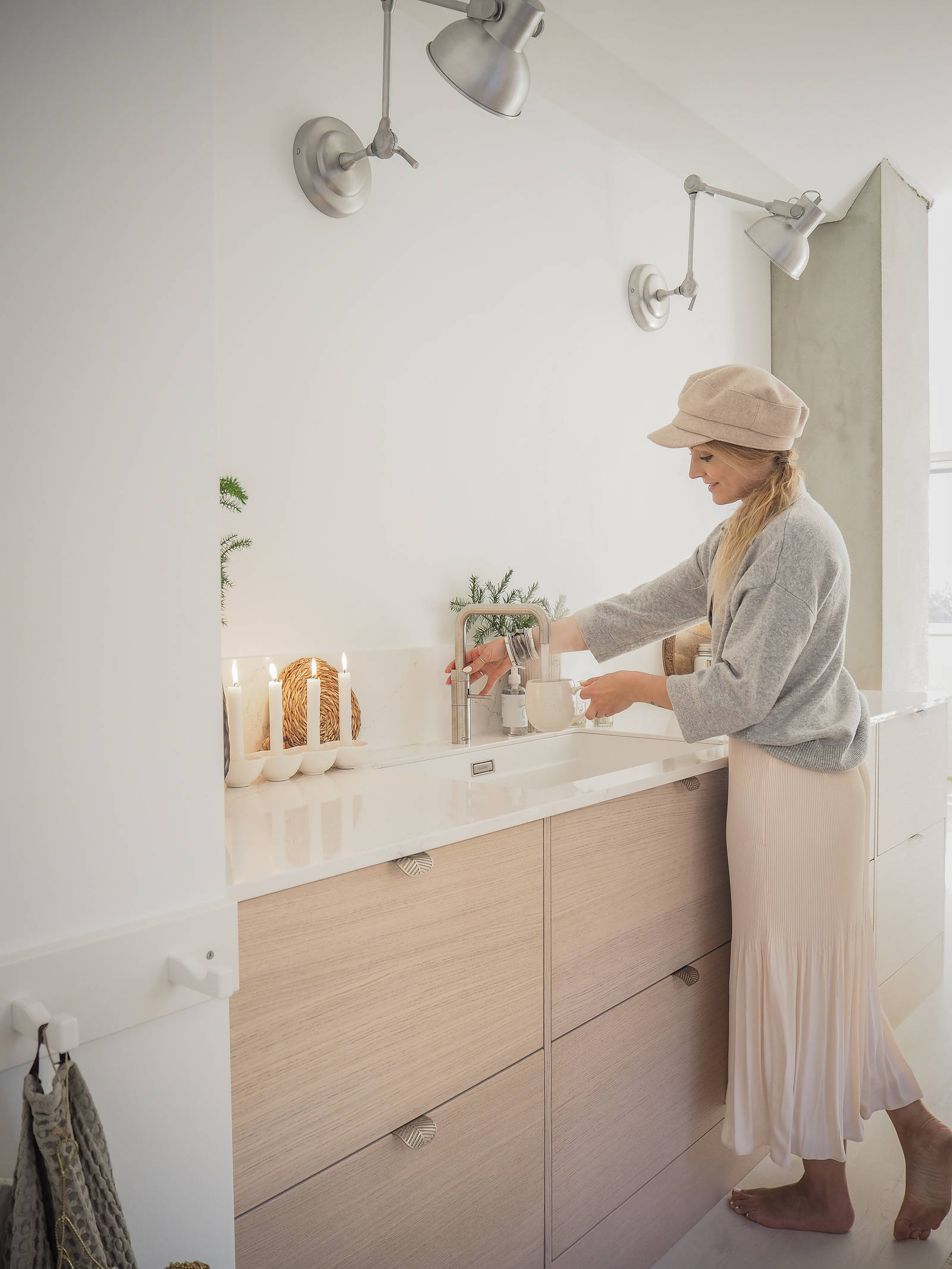 Kjøkkenet til Amalie er levert av Sigdal Ålesund, og er tegnet av Ellisiv Solheim. Modellen heter Amfi Eik, et elegant og moderne eikekjøkken i fargen Lin.