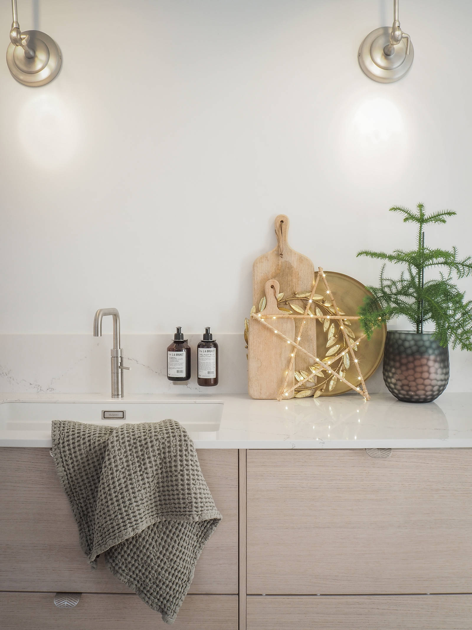 Kjøkkenet til Amalie er levert av Sigdal Ålesund, og er tegnet av Ellisiv Solheim. Modellen heter Amfi Eik, et elegant og moderne eikekjøkken i fargen Lin.