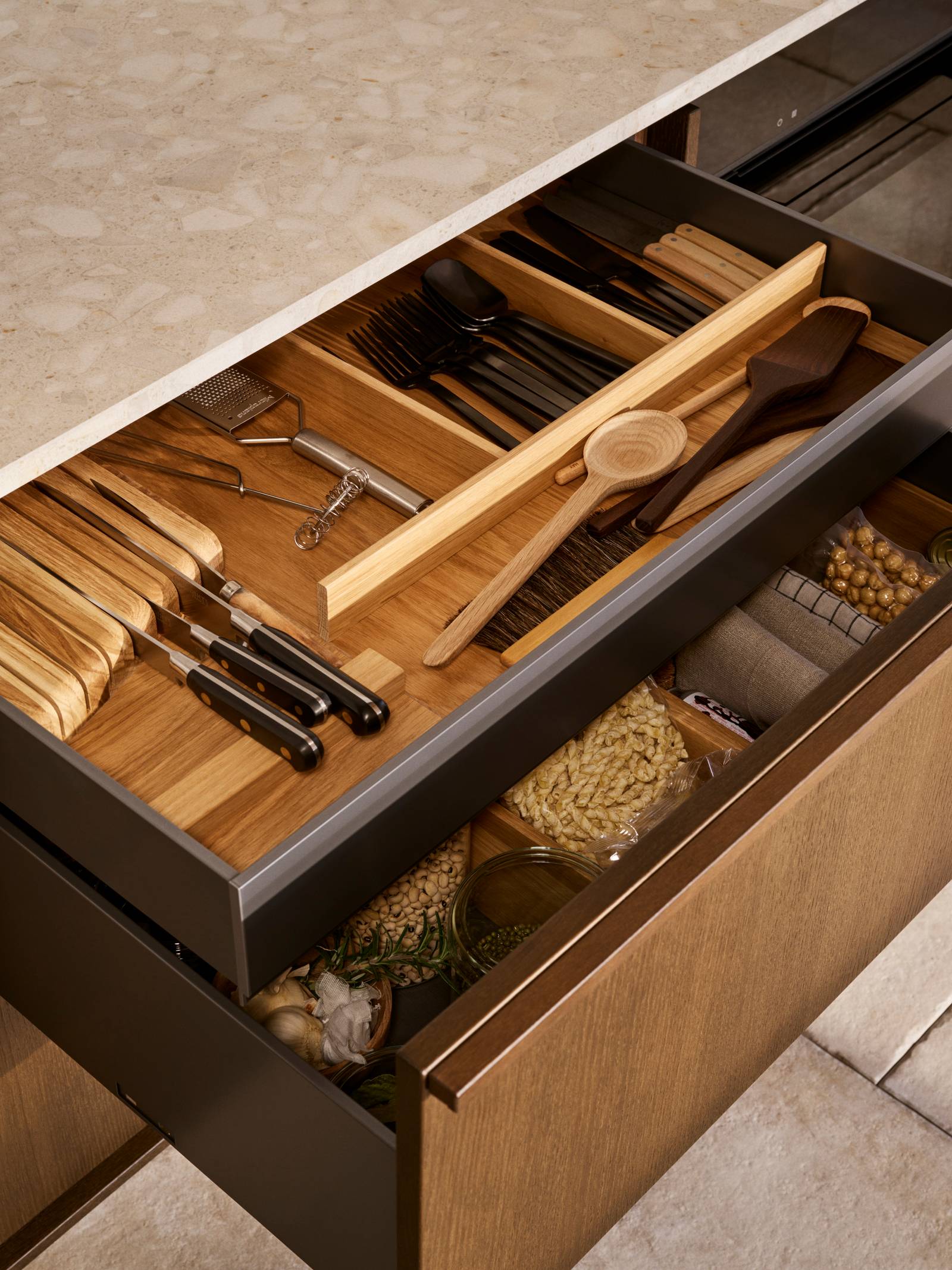 Åben mørk eg køkkenskuffe Forever oak med massiv tre håndtag og eg bestik indsats