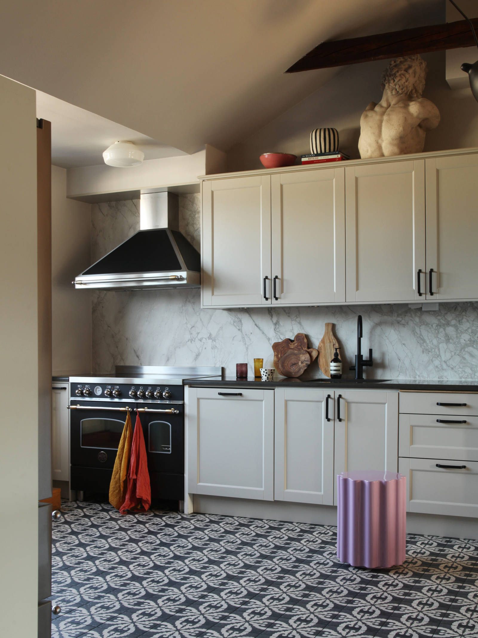 Amelia Widells kök Fagerö Sand från Marbodal, med svarta handtag, efter luckbytet