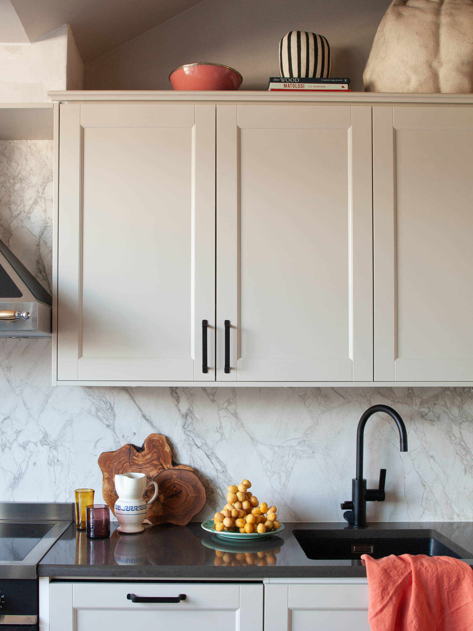 Amelia Widells kök Fagerö Sand från Marbodal, med svarta handtag, efter luckbytet